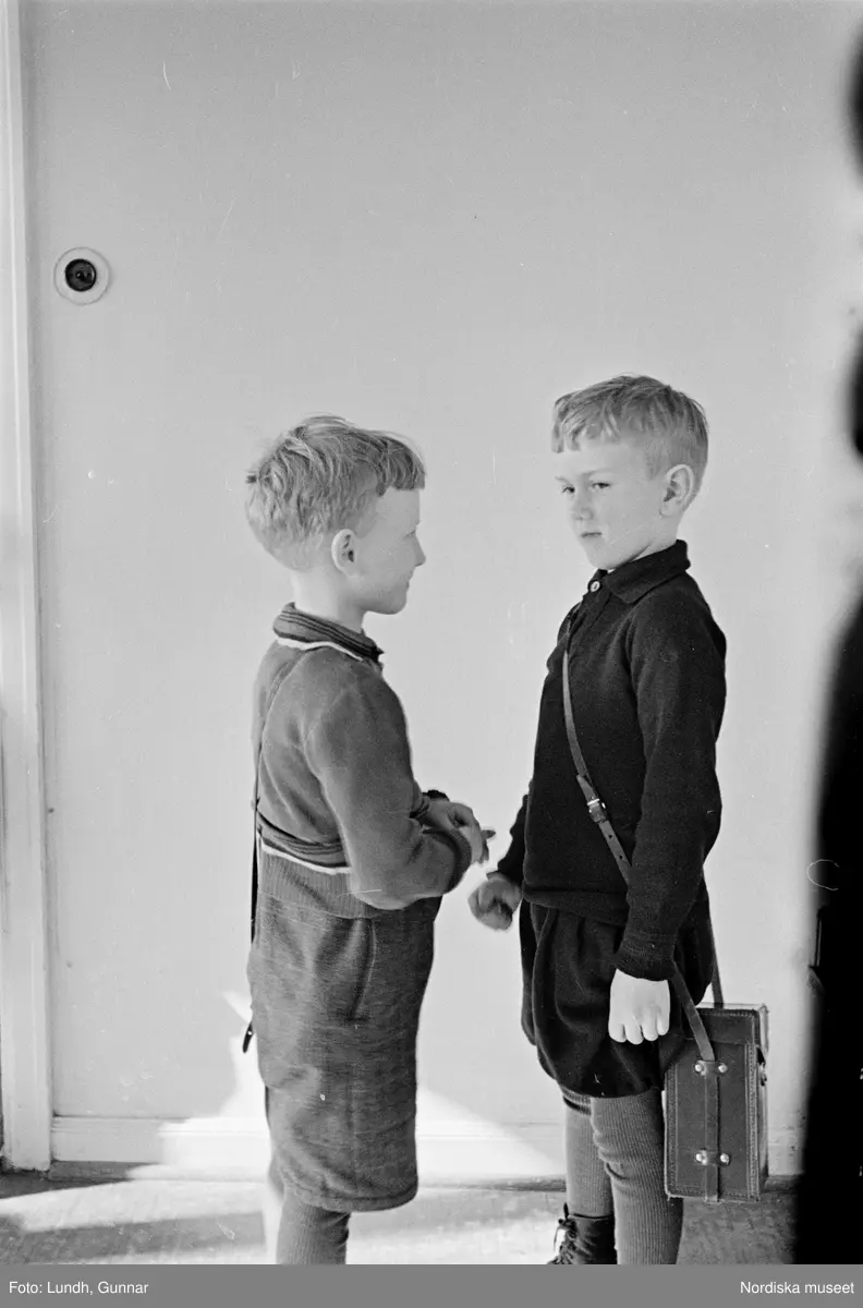 Motiv: H.S.B.s hus i kvarteret "Marmorn" på Skinnarviksbergen lekstugan (HSB);
Lekande barn, ett barn leker med en björn, en rad med handdukar,en hatthylla med kläder och portföljer, exteriör av hyreshus, en hund står på en klippa, passagerare stiger av en båt med skylt "Kungsholmstorg".

Motiv: H.S.B.s hus i kvarteret "Marmorn" på Skinnarviksbergen lekstugan (HSB);
Porträtt av ett barn, krukväxter i ett fönster.