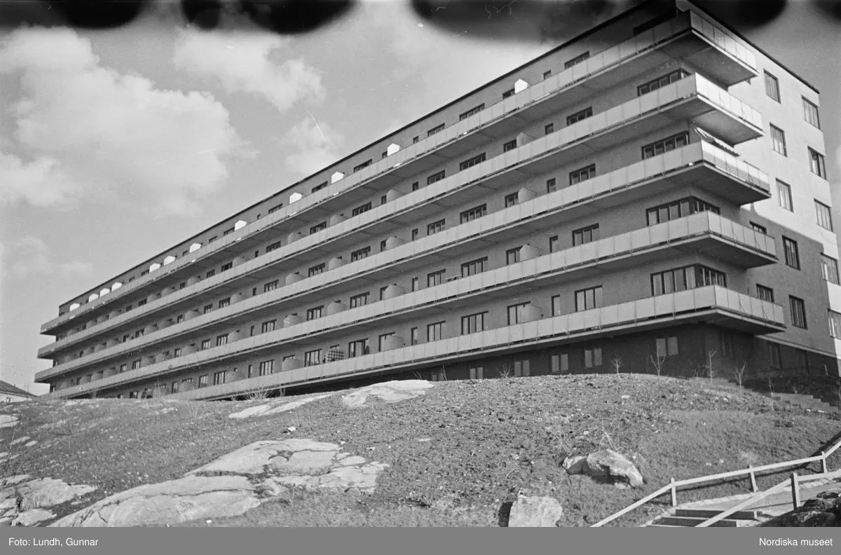 Motiv: H.S.B.s hus i kvarteret "Marmorn" på Skinnarviksbergen lekstugan (HSB);
Lekande barn, ett barn leker med en björn, en rad med handdukar,en hatthylla med kläder och portföljer, exteriör av hyreshus, en hund står på en klippa, passagerare stiger av en båt med skylt "Kungsholmstorg".

Motiv: H.S.B.s hus i kvarteret "Marmorn" på Skinnarviksbergen lekstugan (HSB);
Porträtt av ett barn, krukväxter i ett fönster.