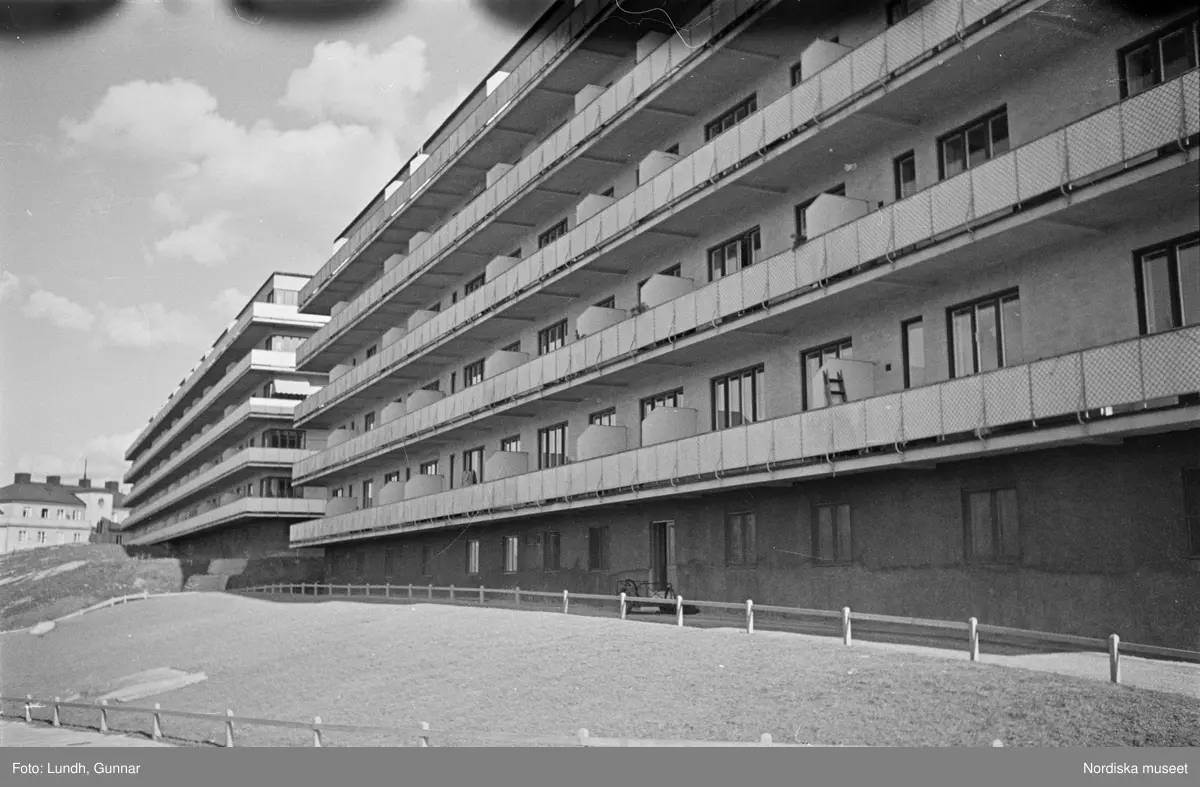 Motiv: H.S.B.s hus i kvarteret "Marmorn" på Skinnarviksbergen lekstugan (HSB);
Lekande barn, ett barn leker med en björn, en rad med handdukar,en hatthylla med kläder och portföljer, exteriör av hyreshus, en hund står på en klippa, passagerare stiger av en båt med skylt "Kungsholmstorg".

Motiv: H.S.B.s hus i kvarteret "Marmorn" på Skinnarviksbergen lekstugan (HSB);
Porträtt av ett barn, krukväxter i ett fönster.