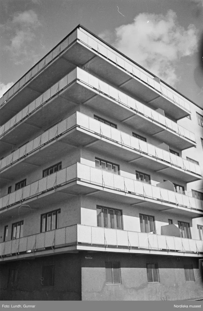 Motiv: H.S.B.s hus i kvarteret "Marmorn" på Skinnarviksbergen lekstugan (HSB);
Lekande barn, ett barn leker med en björn, en rad med handdukar,en hatthylla med kläder och portföljer, exteriör av hyreshus, en hund står på en klippa, passagerare stiger av en båt med skylt "Kungsholmstorg".

Motiv: H.S.B.s hus i kvarteret "Marmorn" på Skinnarviksbergen lekstugan (HSB);
Porträtt av ett barn, krukväxter i ett fönster.