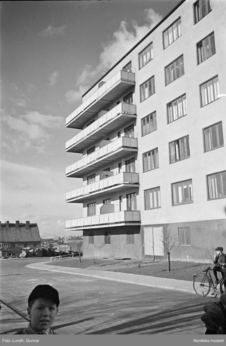 Motiv: H.S.B.s hus i kvarteret "Marmorn" på Skinnarviksbergen lekstugan (HSB);
Lekande barn, ett barn leker med en björn, en rad med handdukar,en hatthylla med kläder och portföljer, exteriör av hyreshus, en hund står på en klippa, passagerare stiger av en båt med skylt "Kungsholmstorg".

Motiv: H.S.B.s hus i kvarteret "Marmorn" på Skinnarviksbergen lekstugan (HSB);
Porträtt av ett barn, krukväxter i ett fönster.