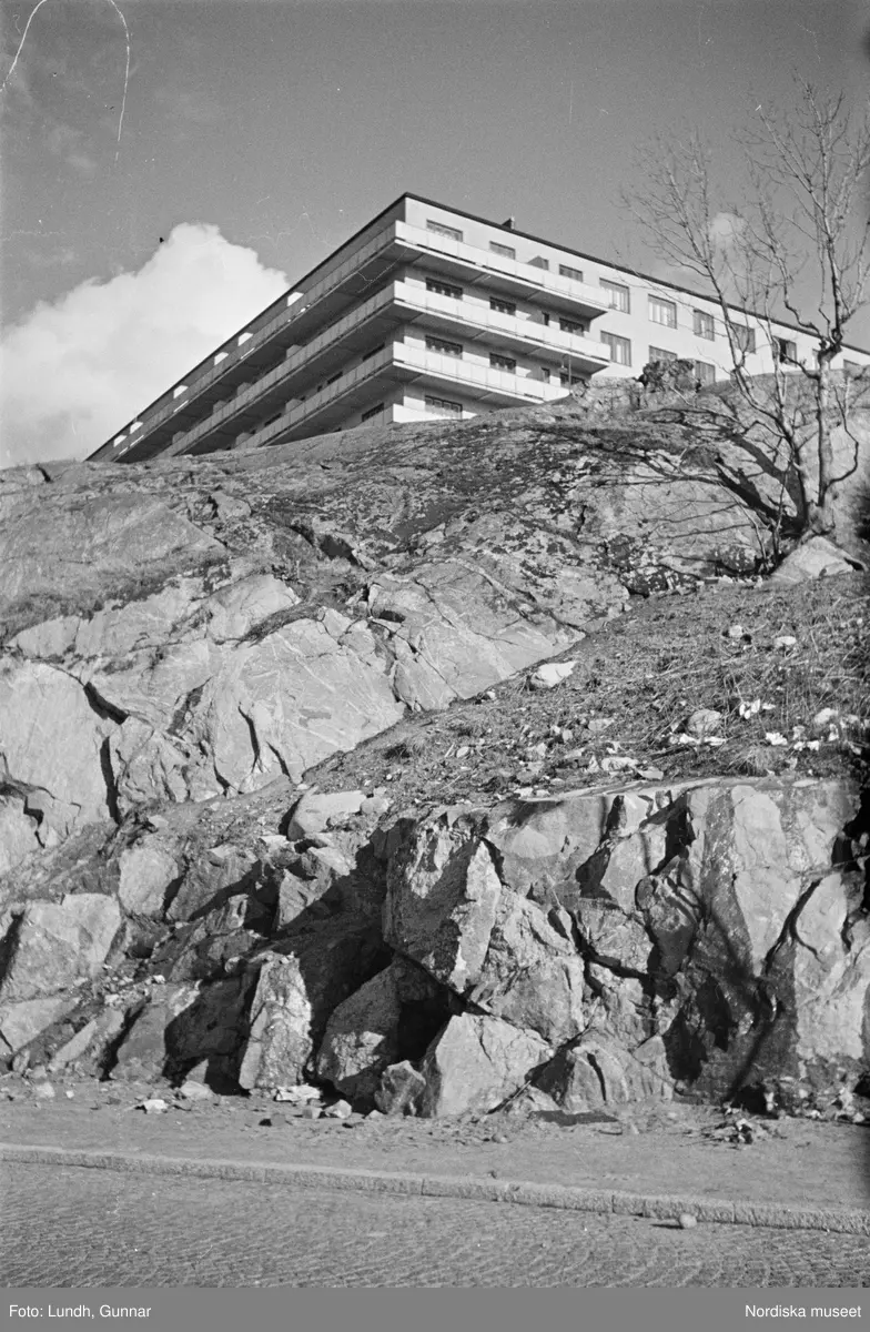 Motiv: H.S.B.s hus i kvarteret "Marmorn" på Skinnarviksbergen lekstugan (HSB);
Lekande barn, ett barn leker med en björn, en rad med handdukar,en hatthylla med kläder och portföljer, exteriör av hyreshus, en hund står på en klippa, passagerare stiger av en båt med skylt "Kungsholmstorg".

Motiv: H.S.B.s hus i kvarteret "Marmorn" på Skinnarviksbergen lekstugan (HSB);
Porträtt av ett barn, krukväxter i ett fönster.
