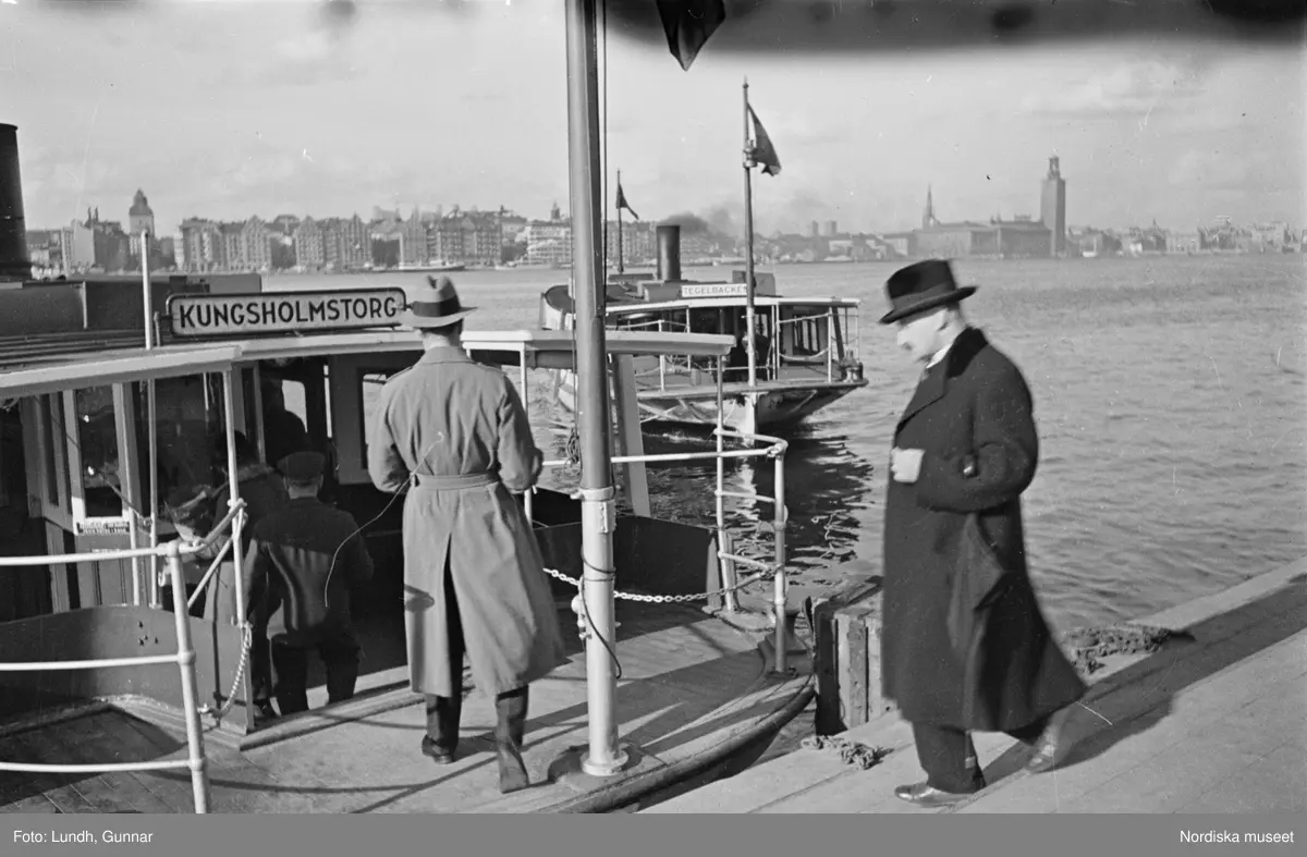 Motiv: H.S.B.s hus i kvarteret "Marmorn" på Skinnarviksbergen lekstugan (HSB);
Lekande barn, ett barn leker med en björn, en rad med handdukar,en hatthylla med kläder och portföljer, exteriör av hyreshus, en hund står på en klippa, passagerare stiger av en båt med skylt "Kungsholmstorg".

Motiv: H.S.B.s hus i kvarteret "Marmorn" på Skinnarviksbergen lekstugan (HSB);
Porträtt av ett barn, krukväxter i ett fönster.