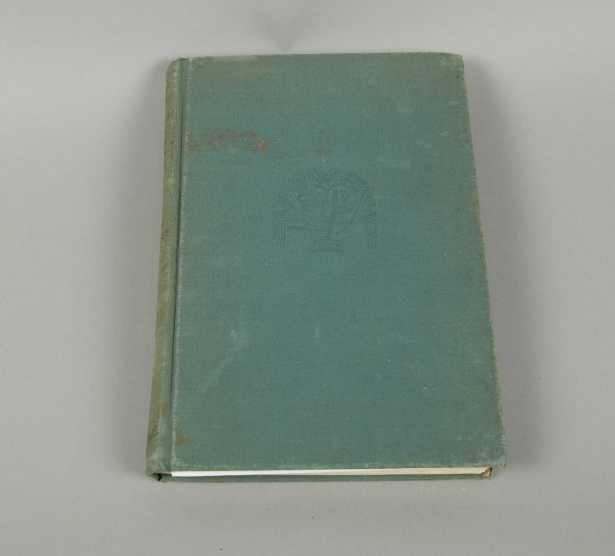 En bok: Mariannes brev av Odd Brochmann, Oslo 1946, med dedikasjon, fulgt av et brev med Sigrid Undsets oversettelse av inholdet til engelsk.
Kopi av en bok: Wings for Per by Ingri and Edgar Parin D'Aulaire. (Illustrert; Kamp for frihet) Med forklarende brev fra Rhoda Rich.
Særtrykk: Scandinavian Literature by Sigrid Undset med signatur
En bok: True and Untrue, edited and compiled by Sigrid Undset, sendt  Rhoda Rich fra forlaget Knopf (5. okt. 1945) på Sigrid Undset anmodning. Ilagt brev fra forlaget og brev fra Rhoda Rich.
Diverse avisutklipp om Sigrid Undset i aviser fra USA.
Kopi av foto fra Bjerkebæk med Sigrid Undset i en frodig hage.
To papirutklipp av blomsterkurver, klippet av Sigrid Undset + foto av utklipp
