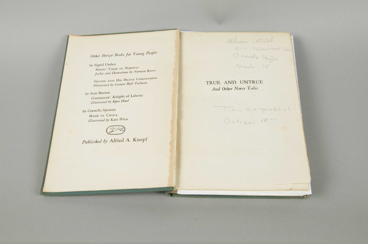 En bok: Mariannes brev av Odd Brochmann, Oslo 1946, med dedikasjon, fulgt av et brev med Sigrid Undsets oversettelse av inholdet til engelsk.
Kopi av en bok: Wings for Per by Ingri and Edgar Parin D'Aulaire. (Illustrert; Kamp for frihet) Med forklarende brev fra Rhoda Rich.
Særtrykk: Scandinavian Literature by Sigrid Undset med signatur
En bok: True and Untrue, edited and compiled by Sigrid Undset, sendt  Rhoda Rich fra forlaget Knopf (5. okt. 1945) på Sigrid Undset anmodning. Ilagt brev fra forlaget og brev fra Rhoda Rich.
Diverse avisutklipp om Sigrid Undset i aviser fra USA.
Kopi av foto fra Bjerkebæk med Sigrid Undset i en frodig hage.
To papirutklipp av blomsterkurver, klippet av Sigrid Undset + foto av utklipp
