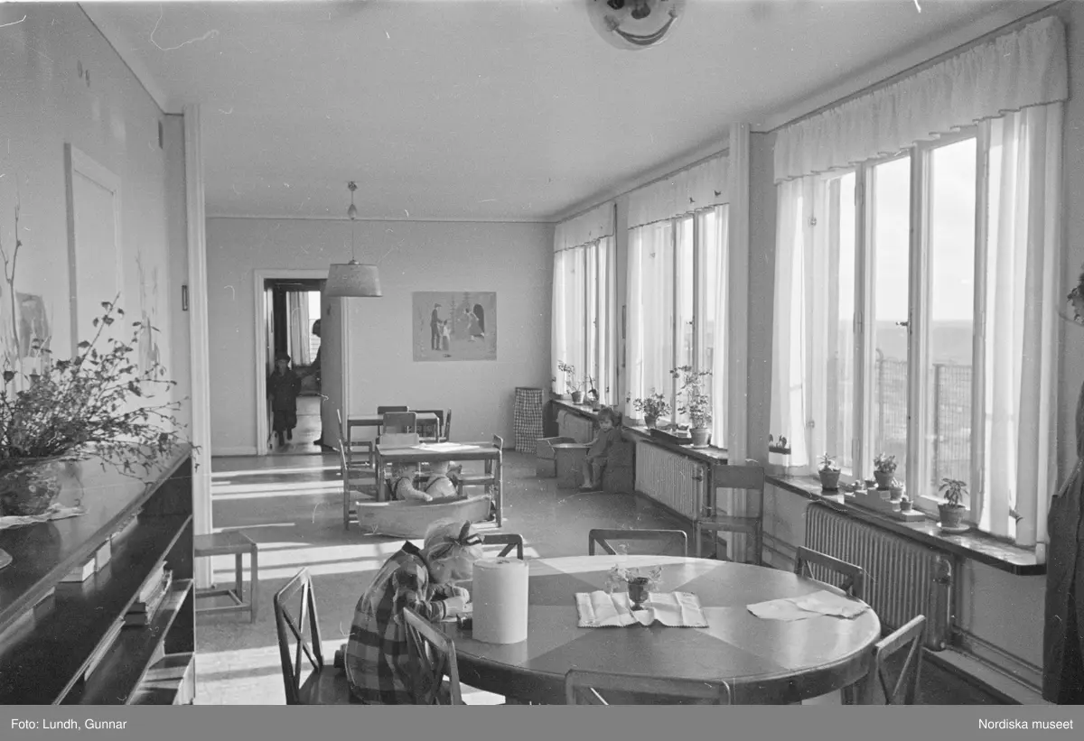 Motiv: H.S.B.s hus i kvarteret "Marmorn" på Skinnarviksbergen lekstugan (HSB);
Lekande barn, ett barn leker med en björn, en rad med handdukar,en hatthylla med kläder och portföljer, exteriör av hyreshus, en hund står på en klippa, passagerare stiger av en båt med skylt "Kungsholmstorg".

Motiv: H.S.B.s hus i kvarteret "Marmorn" på Skinnarviksbergen lekstugan (HSB);
Porträtt av ett barn, krukväxter i ett fönster.
