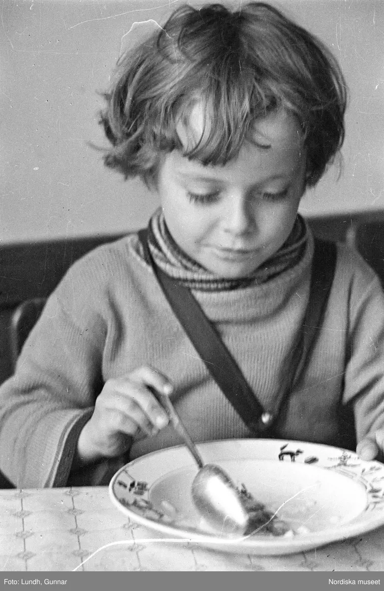 Motiv: H.S.B.s hus i kvarteret "Marmorn" på Skinnarviksbergen lekstugan (HSB);
Ett barn sover i en säng, ett barn sitter i en säng.

Motiv: H.S.B.s hus med lekstuga Vargentinsg. 5 (HSB);
Exteriör av hus med trapphus, detalj av en bil, porträtt av två barn, ett barn äter.

Motiv: H.S.B.s hus med lekstuga Vargentinsg. 5, Baltzar von Platensgat. 7 (HSB);
Porträtt av två barn.