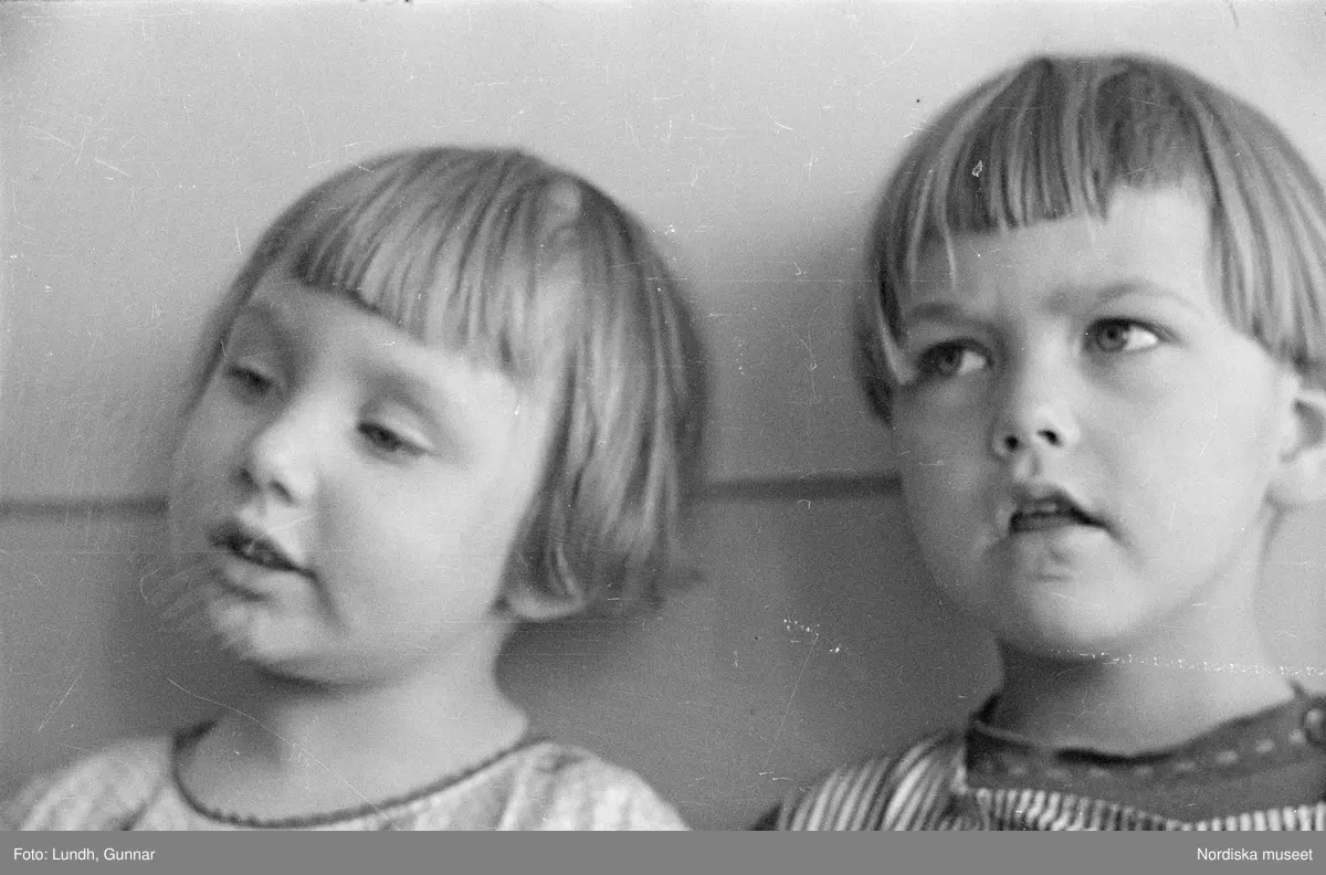 Motiv: H.S.B.s hus i kvarteret "Marmorn" på Skinnarviksbergen lekstugan (HSB);
Ett barn sover i en säng, ett barn sitter i en säng.

Motiv: H.S.B.s hus med lekstuga Vargentinsg. 5 (HSB);
Exteriör av hus med trapphus, detalj av en bil, porträtt av två barn, ett barn äter.

Motiv: H.S.B.s hus med lekstuga Vargentinsg. 5, Baltzar von Platensgat. 7 (HSB);
Porträtt av två barn.