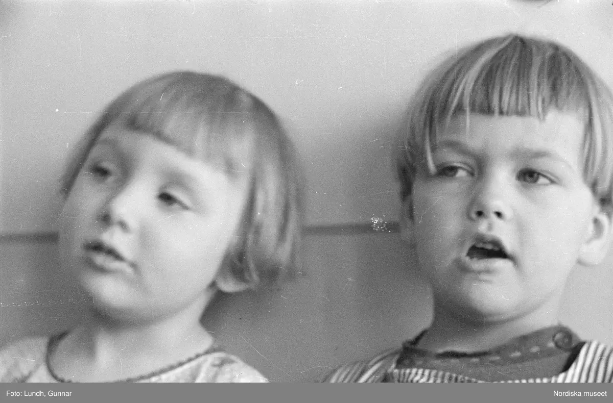 Motiv: H.S.B.s hus i kvarteret "Marmorn" på Skinnarviksbergen lekstugan (HSB);
Ett barn sover i en säng, ett barn sitter i en säng.

Motiv: H.S.B.s hus med lekstuga Vargentinsg. 5 (HSB);
Exteriör av hus med trapphus, detalj av en bil, porträtt av två barn, ett barn äter.

Motiv: H.S.B.s hus med lekstuga Vargentinsg. 5, Baltzar von Platensgat. 7 (HSB);
Porträtt av två barn.
