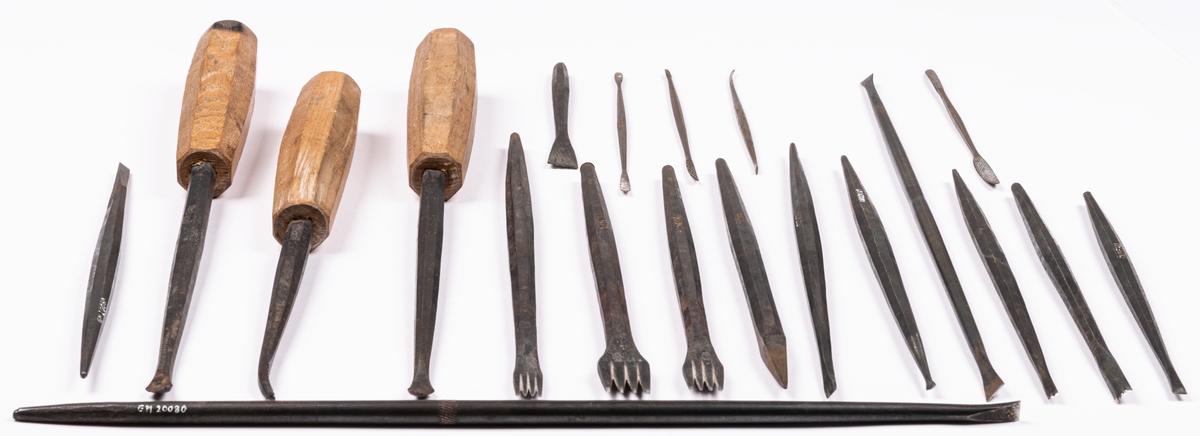 Verktyg, samling av järn. 51st specialverktyg för skulptering. Endast tre med trähandtag. Mejslar, skavstål mm. På mitten av verktygen inpressad märkning "DUNEAU" och "GILON".