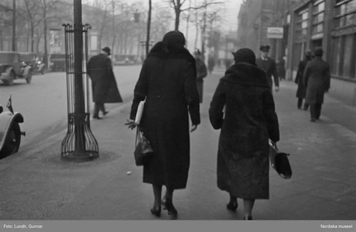 Motiv: Tyskland, Rankestrasse, Berlin, fröken Andersson, fru Rydelius;
Porträtt av två kvinnor som går på en stadsgata, en kvinna med svarta glasögon sitter i en port, stadsvy med fotgängare och en spårvagn.

Motiv: Tyskland, Berlin bl. a. Fredrichstrasse;
Skyltfönster med text "Gr. Mittagtisch! Kein Bedienungsgeld Kein Trinkzwang" och ett plakat uppsatt på fönstret, stadsvy med fotgängare och bilar, skyltfönster med text "Grog von Rum ....." "Fernsprechen", skyltfönster med text "Mittag u. Abend Gedeck 50" "Hier essen Sie besser und billiger" "Speise - Restaurant", skyltfönster med text "Gedecke bis 7 Uhr Abends 3 Gänge - 50 Grosse Auswahl."