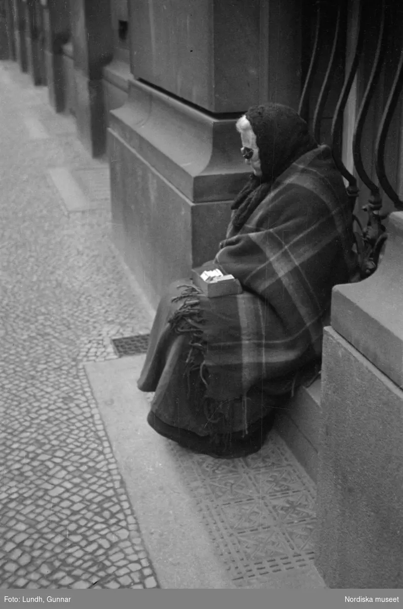 Motiv: Tyskland, Rankestrasse, Berlin, fröken Andersson, fru Rydelius;
Porträtt av två kvinnor som går på en stadsgata, en kvinna med svarta glasögon sitter i en port, stadsvy med fotgängare och en spårvagn.

Motiv: Tyskland, Berlin bl. a. Fredrichstrasse;
Skyltfönster med text "Gr. Mittagtisch! Kein Bedienungsgeld Kein Trinkzwang" och ett plakat uppsatt på fönstret, stadsvy med fotgängare och bilar, skyltfönster med text "Grog von Rum ....." "Fernsprechen", skyltfönster med text "Mittag u. Abend Gedeck 50" "Hier essen Sie besser und billiger" "Speise - Restaurant", skyltfönster med text "Gedecke bis 7 Uhr Abends 3 Gänge - 50 Grosse Auswahl."