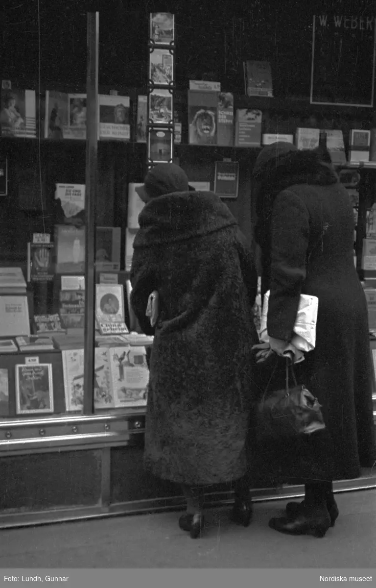 Motiv: Tyskland, Rankestrasse, Berlin, fröken Andersson, fru Rydelius;
Porträtt av två kvinnor som går på en stadsgata, en kvinna med svarta glasögon sitter i en port, stadsvy med fotgängare och en spårvagn.

Motiv: Tyskland, Berlin bl. a. Fredrichstrasse;
Skyltfönster med text "Gr. Mittagtisch! Kein Bedienungsgeld Kein Trinkzwang" och ett plakat uppsatt på fönstret, stadsvy med fotgängare och bilar, skyltfönster med text "Grog von Rum ....." "Fernsprechen", skyltfönster med text "Mittag u. Abend Gedeck 50" "Hier essen Sie besser und billiger" "Speise - Restaurant", skyltfönster med text "Gedecke bis 7 Uhr Abends 3 Gänge - 50 Grosse Auswahl."