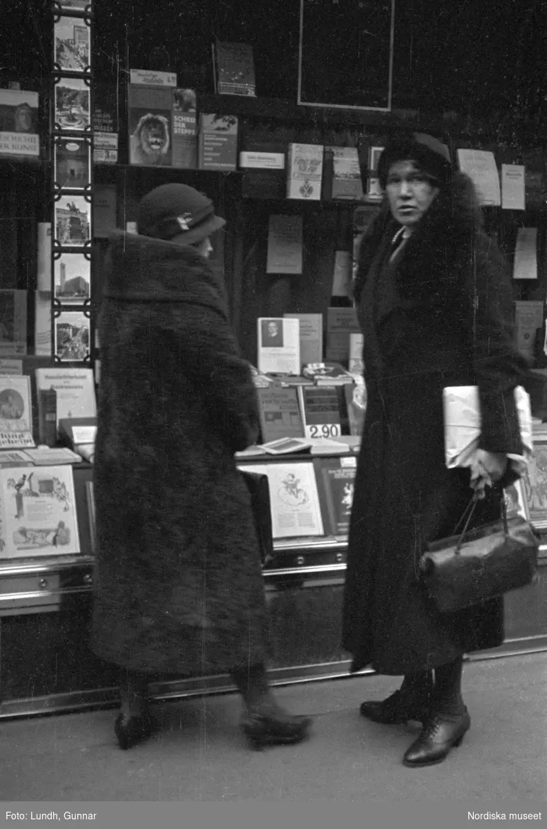 Motiv: Tyskland, Rankestrasse, Berlin, fröken Andersson, fru Rydelius;
Porträtt av två kvinnor som går på en stadsgata, en kvinna med svarta glasögon sitter i en port, stadsvy med fotgängare och en spårvagn.

Motiv: Tyskland, Berlin bl. a. Fredrichstrasse;
Skyltfönster med text "Gr. Mittagtisch! Kein Bedienungsgeld Kein Trinkzwang" och ett plakat uppsatt på fönstret, stadsvy med fotgängare och bilar, skyltfönster med text "Grog von Rum ....." "Fernsprechen", skyltfönster med text "Mittag u. Abend Gedeck 50" "Hier essen Sie besser und billiger" "Speise - Restaurant", skyltfönster med text "Gedecke bis 7 Uhr Abends 3 Gänge - 50 Grosse Auswahl."