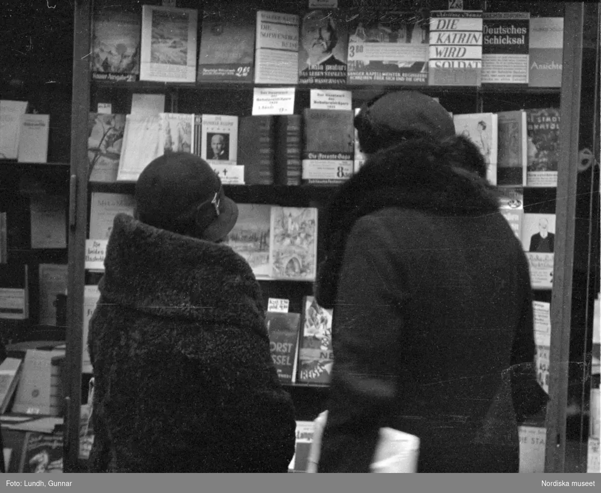 Motiv: Tyskland, Rankestrasse, Berlin, fröken Andersson, fru Rydelius;
Porträtt av två kvinnor som går på en stadsgata, en kvinna med svarta glasögon sitter i en port, stadsvy med fotgängare och en spårvagn.

Motiv: Tyskland, Berlin bl. a. Fredrichstrasse;
Skyltfönster med text "Gr. Mittagtisch! Kein Bedienungsgeld Kein Trinkzwang" och ett plakat uppsatt på fönstret, stadsvy med fotgängare och bilar, skyltfönster med text "Grog von Rum ....." "Fernsprechen", skyltfönster med text "Mittag u. Abend Gedeck 50" "Hier essen Sie besser und billiger" "Speise - Restaurant", skyltfönster med text "Gedecke bis 7 Uhr Abends 3 Gänge - 50 Grosse Auswahl."