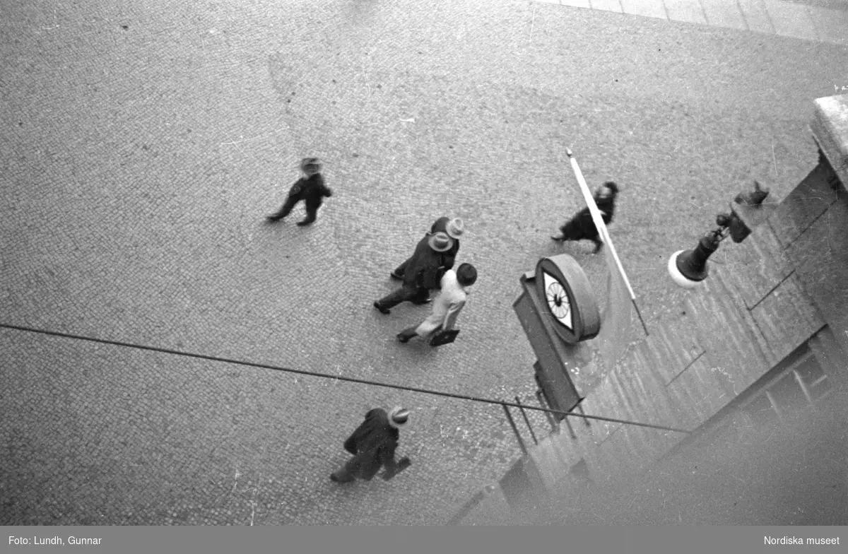 Motiv: Tyskland, Rankestrasse, Berlin, fröken Andersson, fru Rydelius;
Porträtt av två kvinnor som går på en stadsgata, en kvinna med svarta glasögon sitter i en port, stadsvy med fotgängare och en spårvagn.

Motiv: Tyskland, Berlin bl. a. Fredrichstrasse;
Skyltfönster med text "Gr. Mittagtisch! Kein Bedienungsgeld Kein Trinkzwang" och ett plakat uppsatt på fönstret, stadsvy med fotgängare och bilar, skyltfönster med text "Grog von Rum ....." "Fernsprechen", skyltfönster med text "Mittag u. Abend Gedeck 50" "Hier essen Sie besser und billiger" "Speise - Restaurant", skyltfönster med text "Gedecke bis 7 Uhr Abends 3 Gänge - 50 Grosse Auswahl."