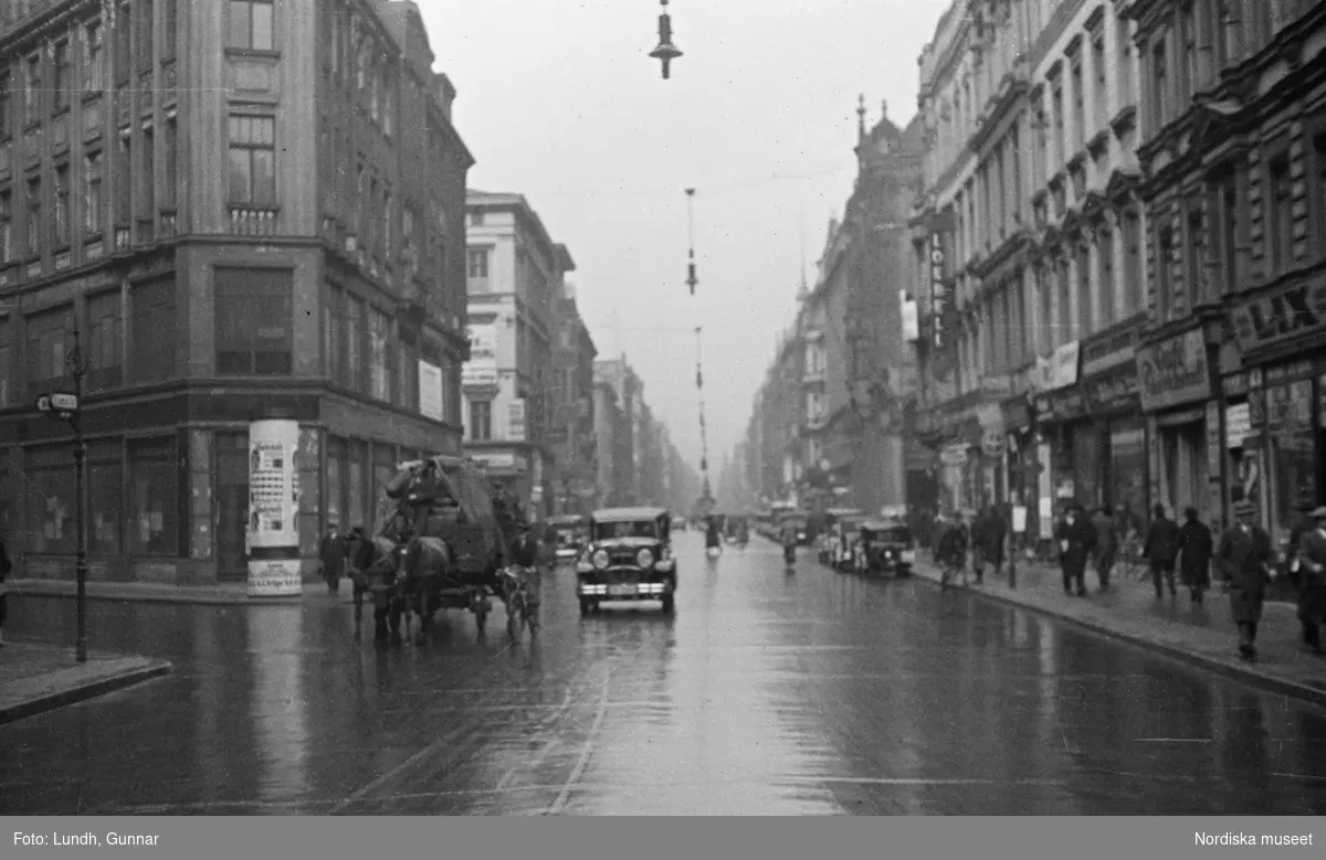 Motiv: Tyskland, Rankestrasse, Berlin, fröken Andersson, fru Rydelius;
Porträtt av två kvinnor som går på en stadsgata, en kvinna med svarta glasögon sitter i en port, stadsvy med fotgängare och en spårvagn.

Motiv: Tyskland, Berlin bl. a. Fredrichstrasse;
Skyltfönster med text "Gr. Mittagtisch! Kein Bedienungsgeld Kein Trinkzwang" och ett plakat uppsatt på fönstret, stadsvy med fotgängare och bilar, skyltfönster med text "Grog von Rum ....." "Fernsprechen", skyltfönster med text "Mittag u. Abend Gedeck 50" "Hier essen Sie besser und billiger" "Speise - Restaurant", skyltfönster med text "Gedecke bis 7 Uhr Abends 3 Gänge - 50 Grosse Auswahl."