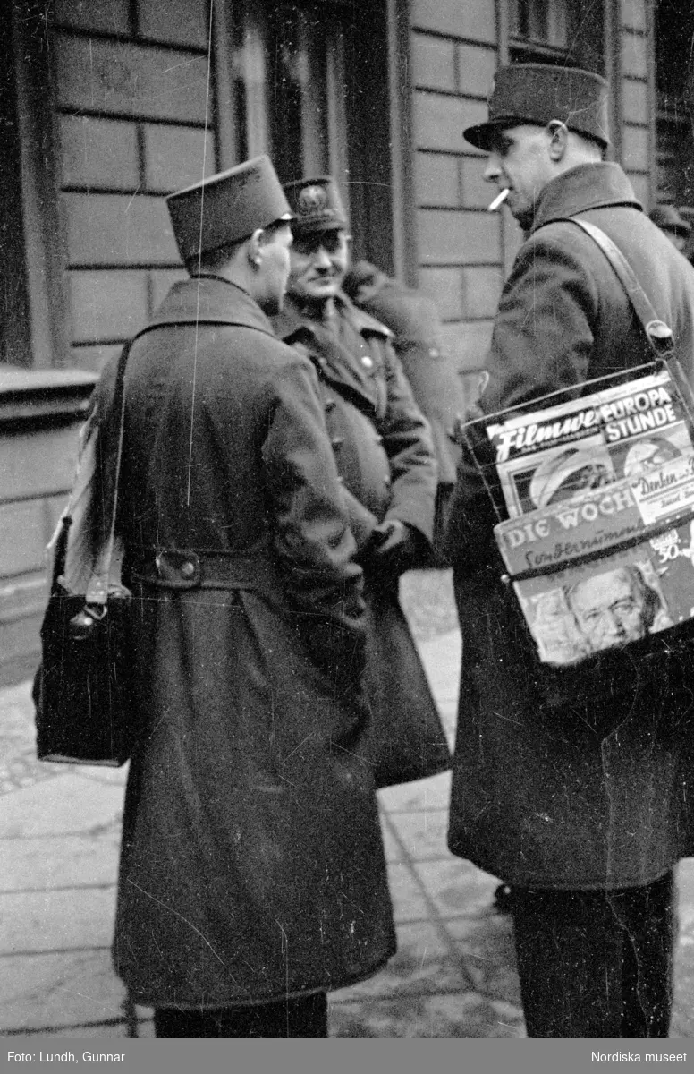 Motiv: Tyskland, Rankestrasse, Berlin, fröken Andersson, fru Rydelius;
Porträtt av två kvinnor som går på en stadsgata, en kvinna med svarta glasögon sitter i en port, stadsvy med fotgängare och en spårvagn.

Motiv: Tyskland, Berlin bl. a. Fredrichstrasse;
Skyltfönster med text "Gr. Mittagtisch! Kein Bedienungsgeld Kein Trinkzwang" och ett plakat uppsatt på fönstret, stadsvy med fotgängare och bilar, skyltfönster med text "Grog von Rum ....." "Fernsprechen", skyltfönster med text "Mittag u. Abend Gedeck 50" "Hier essen Sie besser und billiger" "Speise - Restaurant", skyltfönster med text "Gedecke bis 7 Uhr Abends 3 Gänge - 50 Grosse Auswahl."