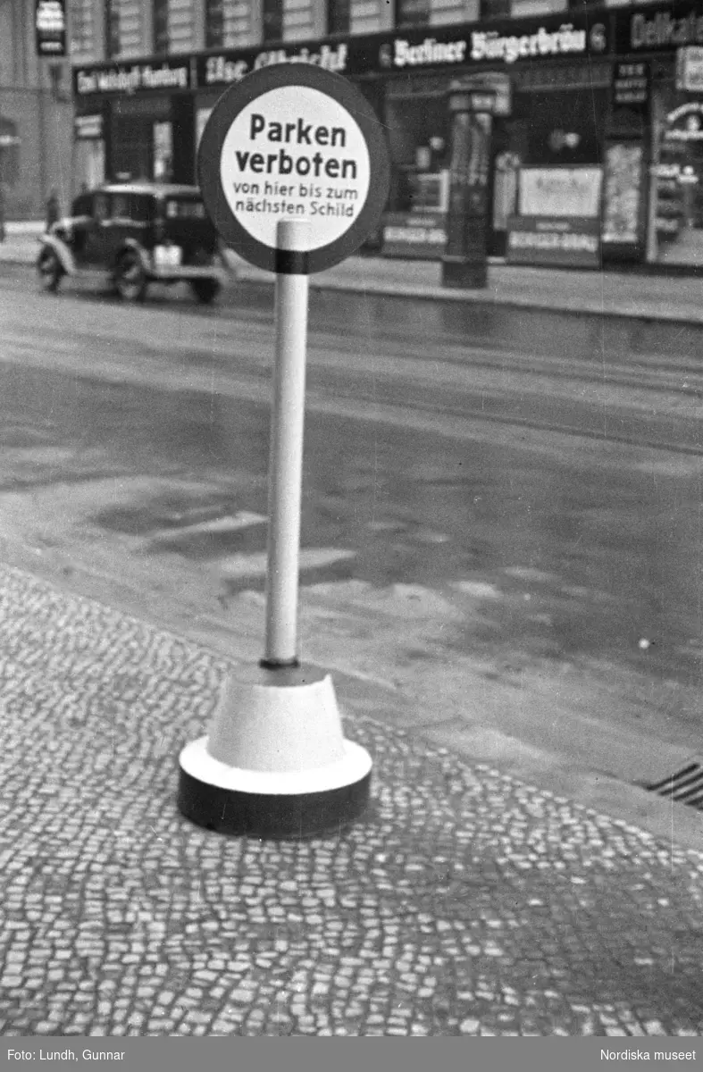 Motiv: Tyskland, Rankestrasse, Berlin, fröken Andersson, fru Rydelius;
Porträtt av två kvinnor som går på en stadsgata, en kvinna med svarta glasögon sitter i en port, stadsvy med fotgängare och en spårvagn.

Motiv: Tyskland, Berlin bl. a. Fredrichstrasse;
Skyltfönster med text "Gr. Mittagtisch! Kein Bedienungsgeld Kein Trinkzwang" och ett plakat uppsatt på fönstret, stadsvy med fotgängare och bilar, skyltfönster med text "Grog von Rum ....." "Fernsprechen", skyltfönster med text "Mittag u. Abend Gedeck 50" "Hier essen Sie besser und billiger" "Speise - Restaurant", skyltfönster med text "Gedecke bis 7 Uhr Abends 3 Gänge - 50 Grosse Auswahl."