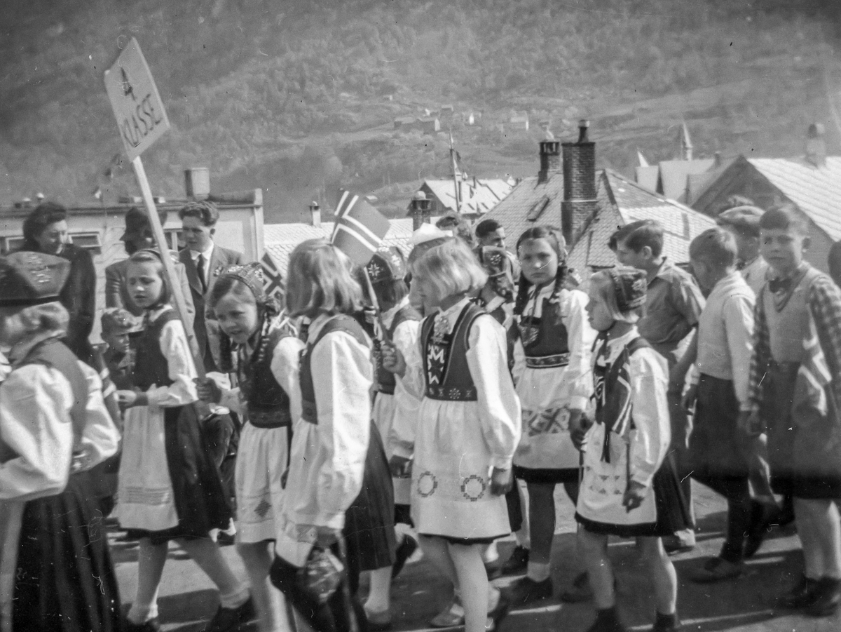 4.klasse frå Odda folkeskule i barnetog på 17. mai 1946.