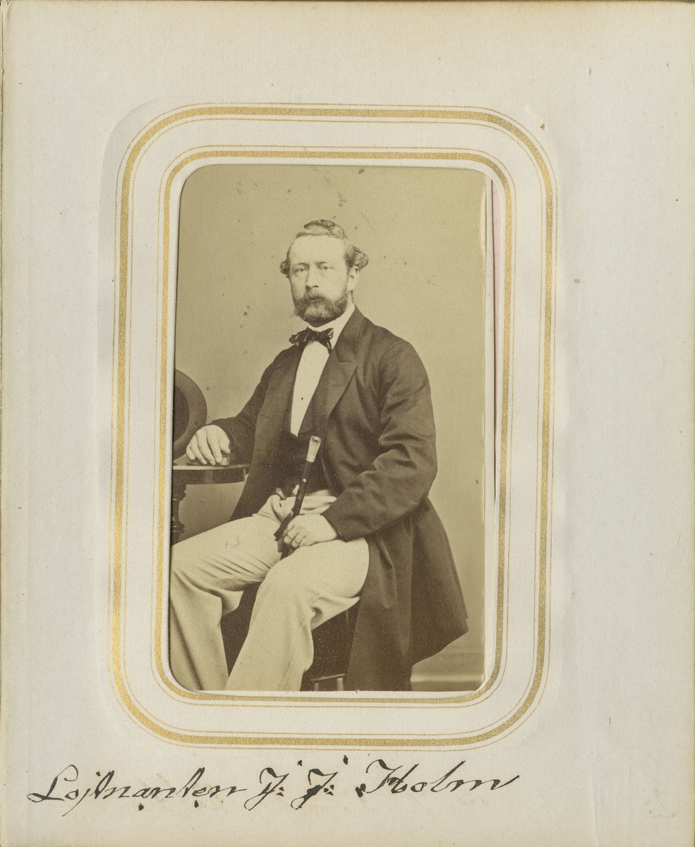 Porträtt av Johan Julius Holm, löjtnant vid Andra livgrenadjärregementet I 5.

Se även bild AMA.0001873 och AMA.0001959.