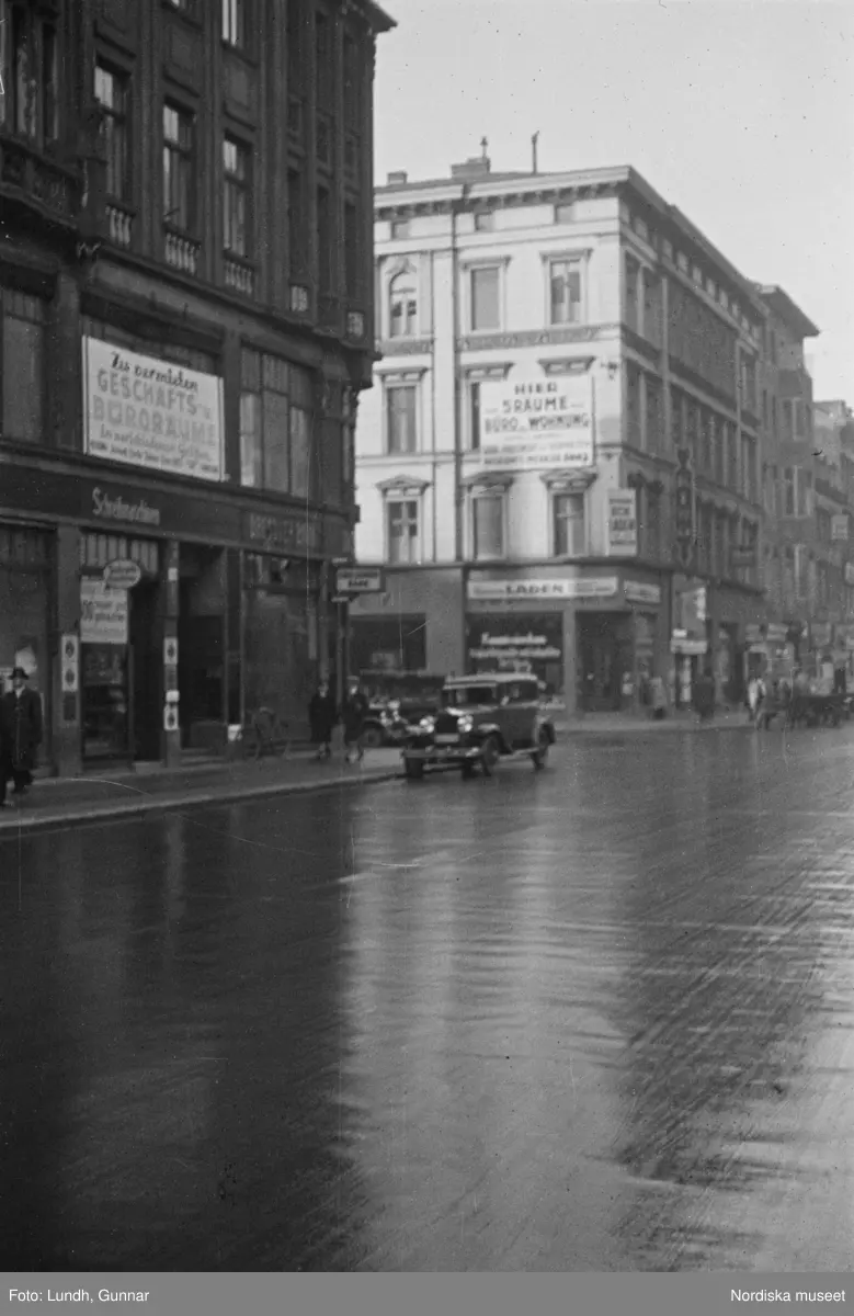 Motiv: Tyskland, Berlin bl. a. Friedrichstrasse;
Detalj av fasad med skylt "Zu vermieten ...", skylt "Warum kommen Sie nicht zu uns? ....", en man säljer tidningar.

Motiv: Tyskland, Vorwärts, Reinickendorf;
Gatuvy med människor vid en spårvagn, gatuvy med fotgängare - bilar och en hästdragen vagn, porträtt av en man "Apolant m fru", gatuvy med fotgängare.