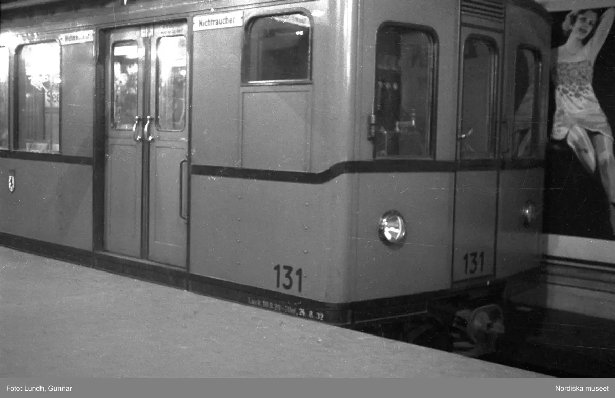 Motiv: Tyskland, Vorwärts, Reinickendorf;
Skylt "Grenzallee (Neukölln) Nach Tempelhof ....", två män står vid ett upplyst skyltfönster.

Motiv: Tyskland, Kurfurstendamm;
Exteriör av en kyrka, detalj av en fasad.