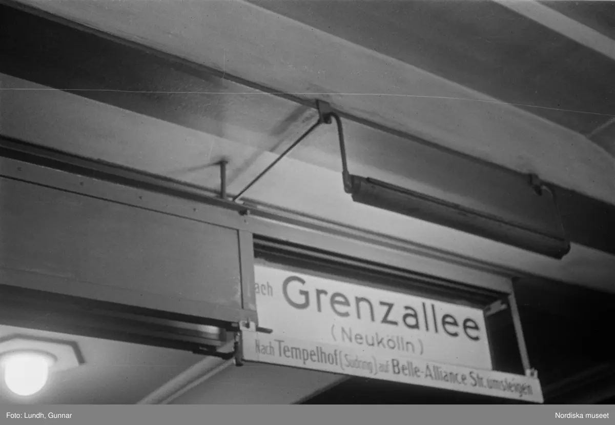 Motiv: Tyskland, Vorwärts, Reinickendorf;
Skylt "Grenzallee (Neukölln) Nach Tempelhof ....", två män står vid ett upplyst skyltfönster.

Motiv: Tyskland, Kurfurstendamm;
Exteriör av en kyrka, detalj av en fasad.