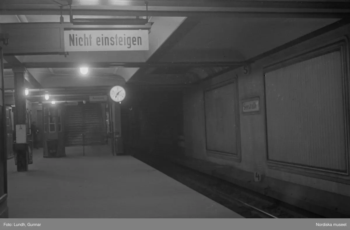 Motiv: Tyskland, Vorwärts, Reinickendorf;
Skylt "Grenzallee (Neukölln) Nach Tempelhof ....", två män står vid ett upplyst skyltfönster.

Motiv: Tyskland, Kurfurstendamm;
Exteriör av en kyrka, detalj av en fasad.