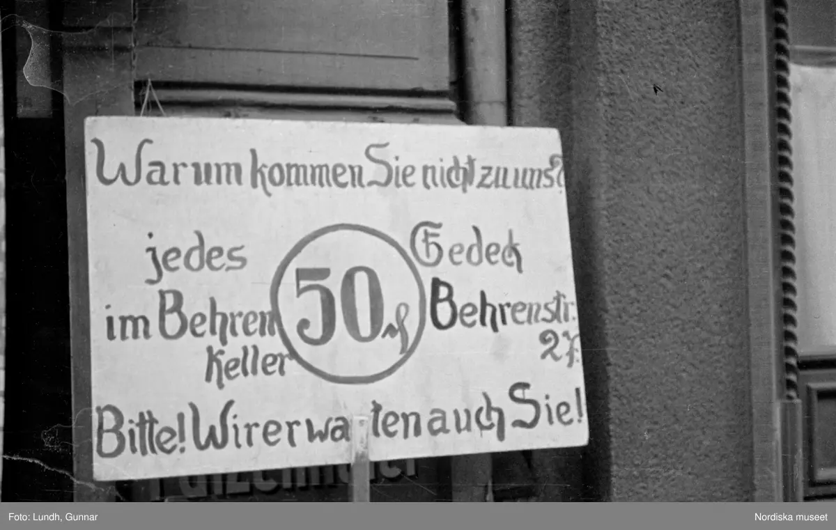 Motiv: Tyskland, Berlin bl. a. Friedrichstrasse;
Detalj av fasad med skylt "Zu vermieten ...", skylt "Warum kommen Sie nicht zu uns? ....", en man säljer tidningar.

Motiv: Tyskland, Vorwärts, Reinickendorf;
Gatuvy med människor vid en spårvagn, gatuvy med fotgängare - bilar och en hästdragen vagn, porträtt av en man "Apolant m fru", gatuvy med fotgängare.