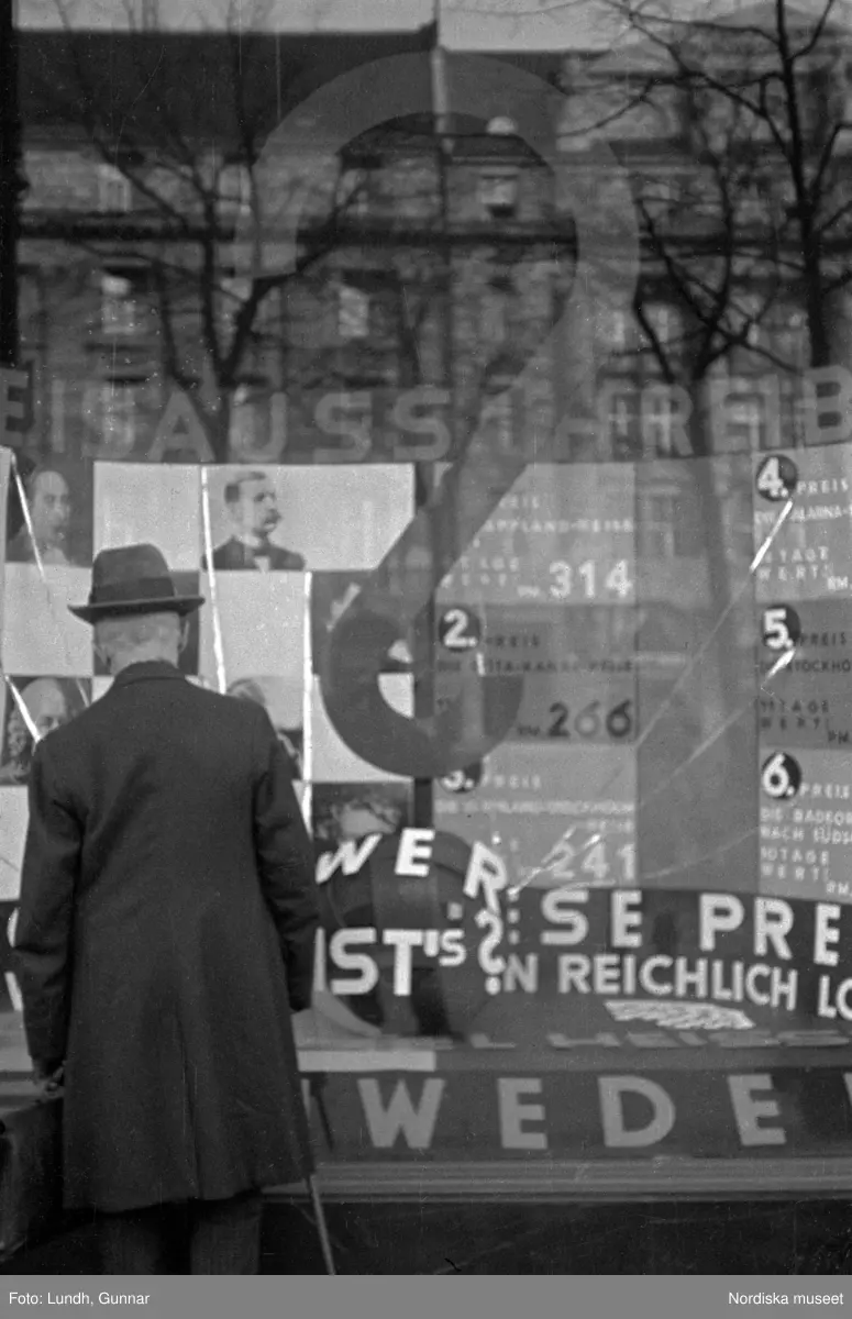 Motiv: Tyskland, Berlin bl. a. Friedrichstrasse;
Detalj av fasad med skylt "Zu vermieten ...", skylt "Warum kommen Sie nicht zu uns? ....", en man säljer tidningar.

Motiv: Tyskland, Vorwärts, Reinickendorf;
Gatuvy med människor vid en spårvagn, gatuvy med fotgängare - bilar och en hästdragen vagn, porträtt av en man "Apolant m fru", gatuvy med fotgängare.