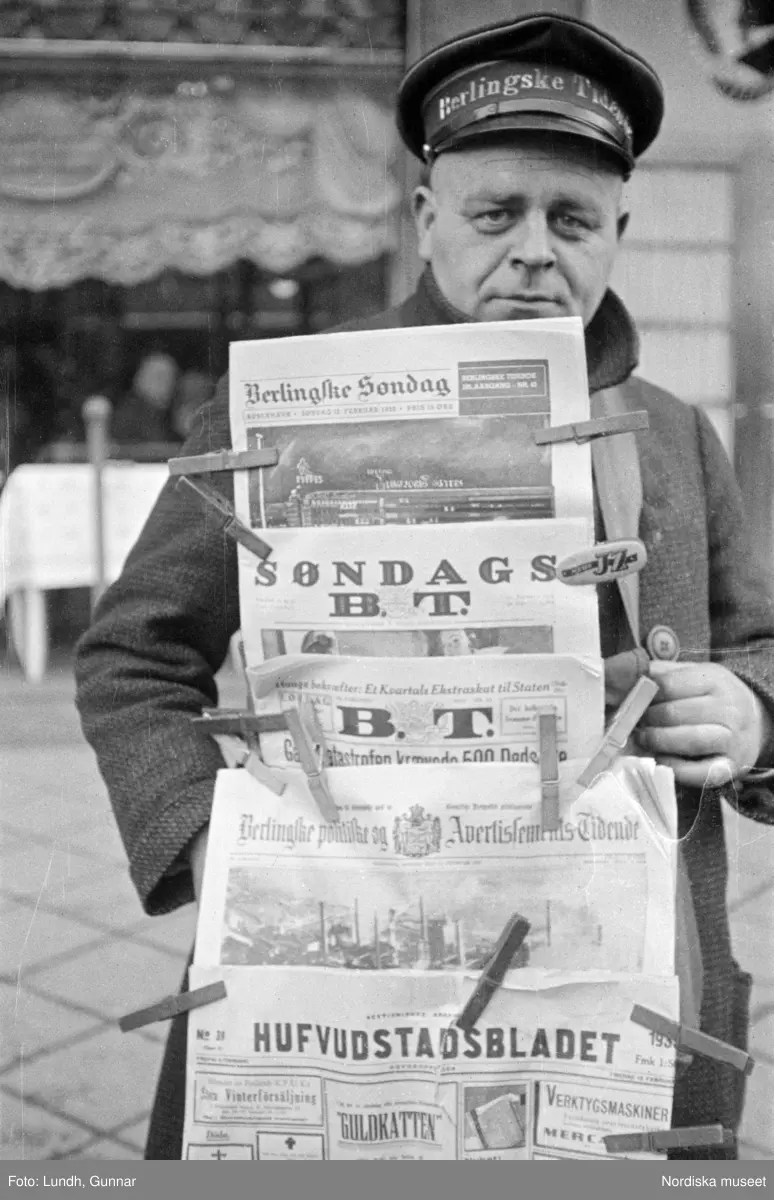 Motiv: Tyskland, Berlin bl. a. Friedrichstrasse;
Detalj av fasad med skylt "Zu vermieten ...", skylt "Warum kommen Sie nicht zu uns? ....", en man säljer tidningar.

Motiv: Tyskland, Vorwärts, Reinickendorf;
Gatuvy med människor vid en spårvagn, gatuvy med fotgängare - bilar och en hästdragen vagn, porträtt av en man "Apolant m fru", gatuvy med fotgängare.