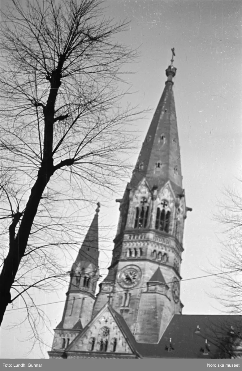 Motiv: Tyskland, Vorwärts, Reinickendorf;
Skylt "Grenzallee (Neukölln) Nach Tempelhof ....", två män står vid ett upplyst skyltfönster.

Motiv: Tyskland, Kurfurstendamm;
Exteriör av en kyrka, detalj av en fasad.