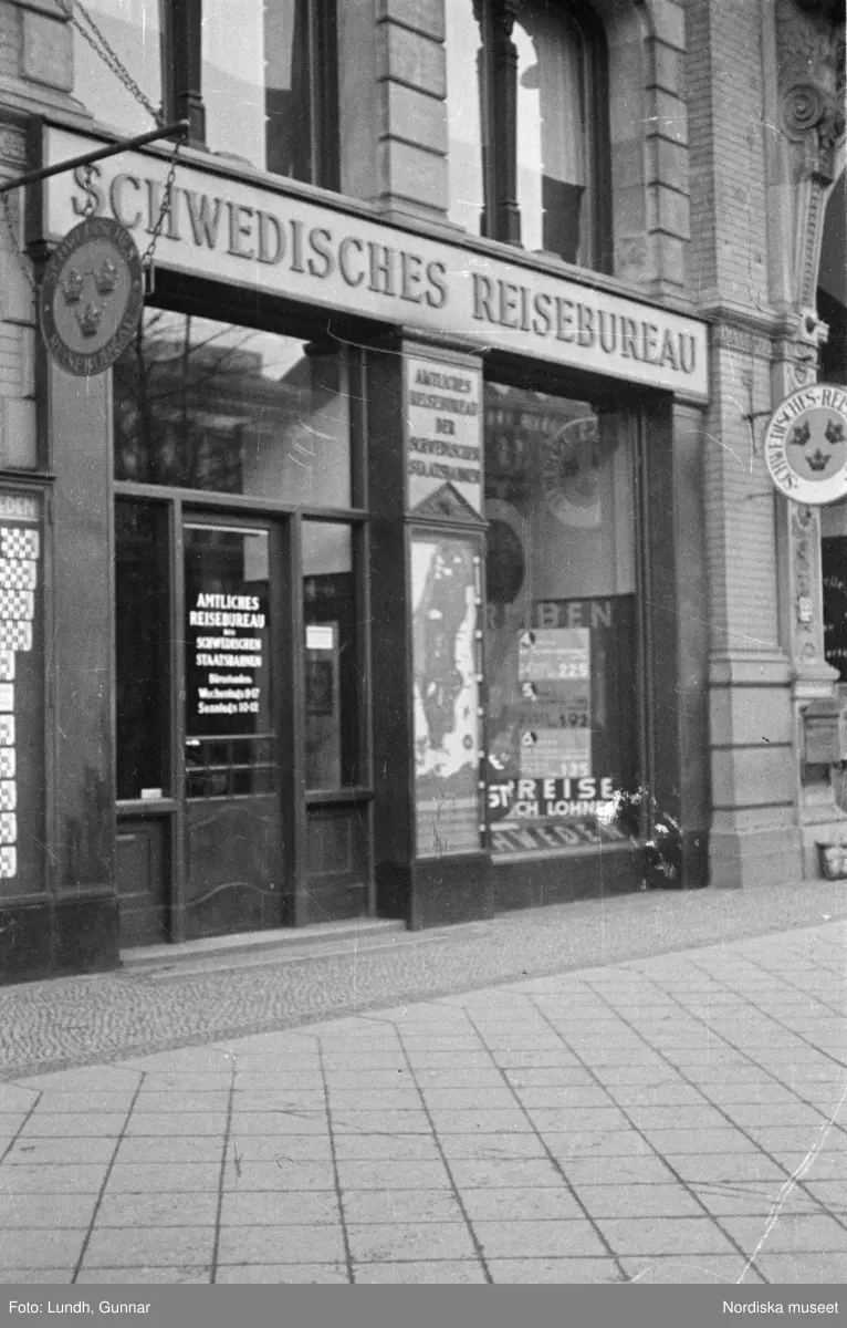 Motiv: Tyskland, Berlin bl. a. Friedrichstrasse;
Detalj av fasad med skylt "Zu vermieten ...", skylt "Warum kommen Sie nicht zu uns? ....", en man säljer tidningar.

Motiv: Tyskland, Vorwärts, Reinickendorf;
Gatuvy med människor vid en spårvagn, gatuvy med fotgängare - bilar och en hästdragen vagn, porträtt av en man "Apolant m fru", gatuvy med fotgängare.