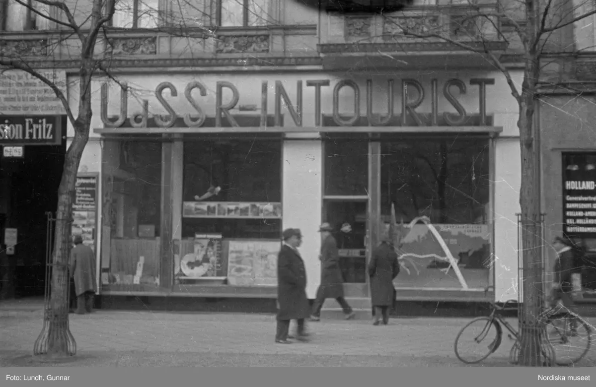 Motiv: Tyskland, Berlin bl. a. Friedrichstrasse;
Detalj av fasad med skylt "Zu vermieten ...", skylt "Warum kommen Sie nicht zu uns? ....", en man säljer tidningar.

Motiv: Tyskland, Vorwärts, Reinickendorf;
Gatuvy med människor vid en spårvagn, gatuvy med fotgängare - bilar och en hästdragen vagn, porträtt av en man "Apolant m fru", gatuvy med fotgängare.