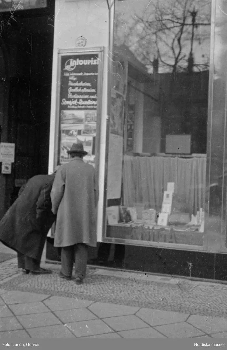 Motiv: Tyskland, Berlin bl. a. Friedrichstrasse;
Detalj av fasad med skylt "Zu vermieten ...", skylt "Warum kommen Sie nicht zu uns? ....", en man säljer tidningar.

Motiv: Tyskland, Vorwärts, Reinickendorf;
Gatuvy med människor vid en spårvagn, gatuvy med fotgängare - bilar och en hästdragen vagn, porträtt av en man "Apolant m fru", gatuvy med fotgängare.