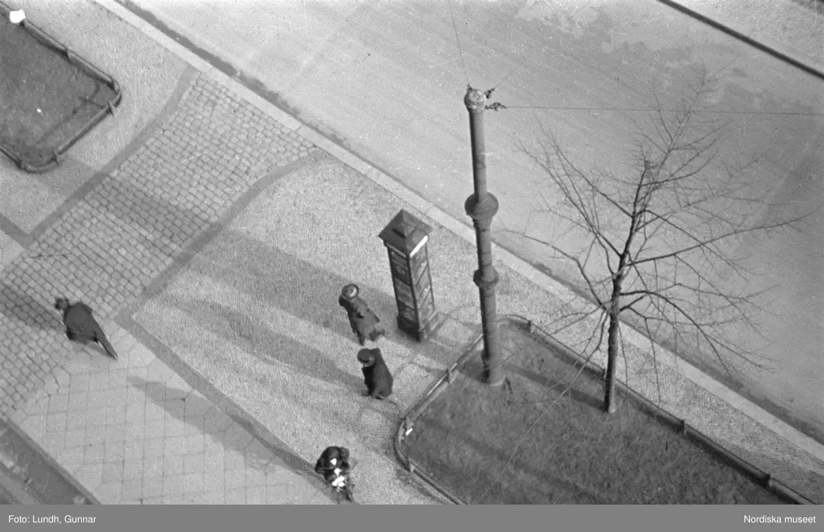 Motiv: Tyskland, Berlin bl. a. Friedrichstrasse;
Detalj av fasad med skylt "Zu vermieten ...", skylt "Warum kommen Sie nicht zu uns? ....", en man säljer tidningar.

Motiv: Tyskland, Vorwärts, Reinickendorf;
Gatuvy med människor vid en spårvagn, gatuvy med fotgängare - bilar och en hästdragen vagn, porträtt av en man "Apolant m fru", gatuvy med fotgängare.