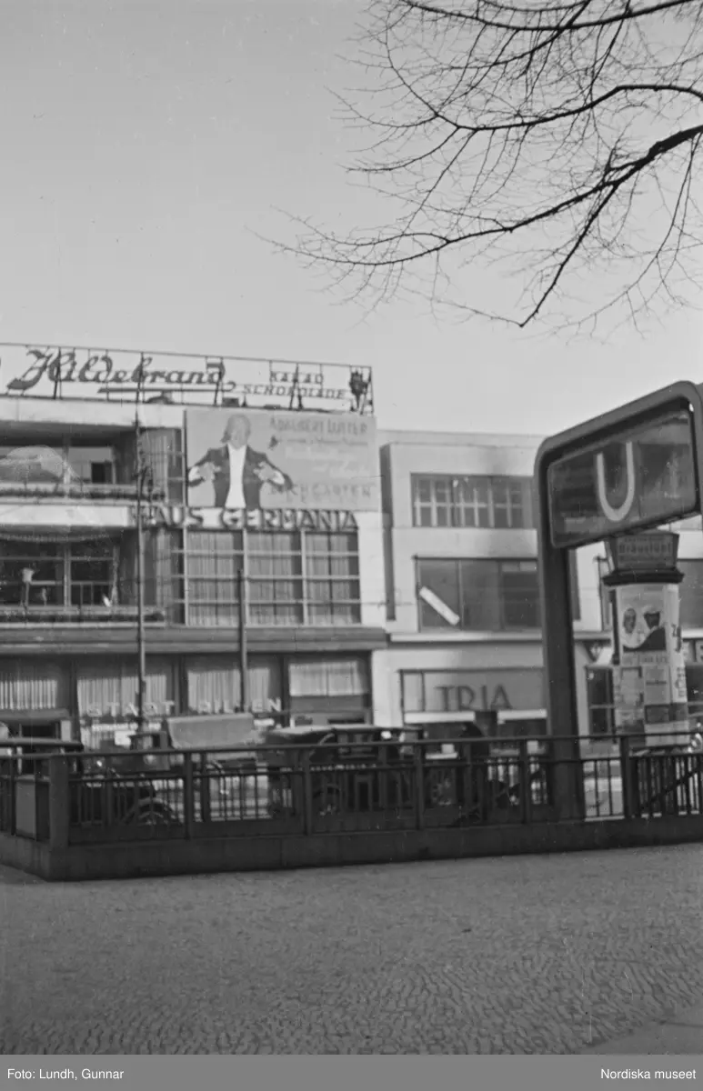 Motiv: Tyskland, Vorwärts, Reinickendorf;
Skylt "Grenzallee (Neukölln) Nach Tempelhof ....", två män står vid ett upplyst skyltfönster.

Motiv: Tyskland, Kurfurstendamm;
Exteriör av en kyrka, detalj av en fasad.