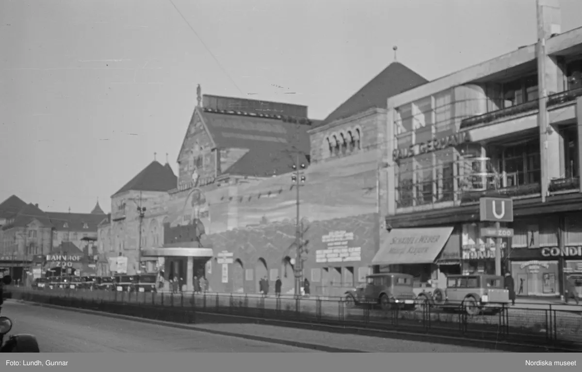 Motiv: Tyskland, Vorwärts, Reinickendorf;
Skylt "Grenzallee (Neukölln) Nach Tempelhof ....", två män står vid ett upplyst skyltfönster.

Motiv: Tyskland, Kurfurstendamm;
Exteriör av en kyrka, detalj av en fasad.
