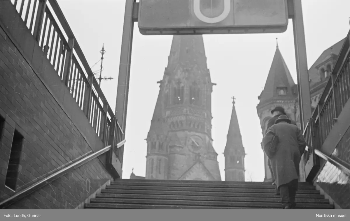 Motiv: Tyskland, Vorwärts, Reinickendorf;
Skylt "Grenzallee (Neukölln) Nach Tempelhof ....", två män står vid ett upplyst skyltfönster.

Motiv: Tyskland, Kurfurstendamm;
Exteriör av en kyrka, detalj av en fasad.