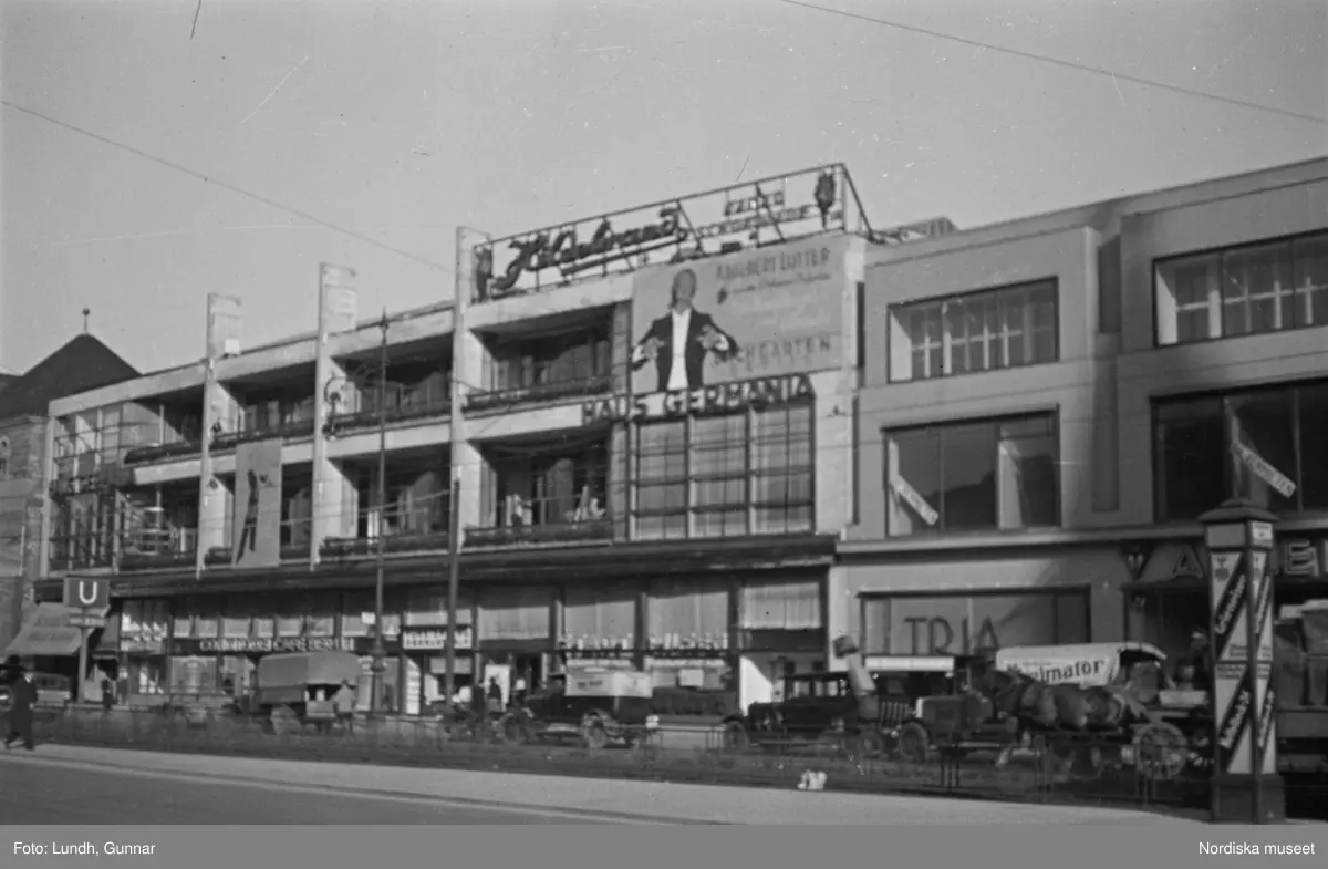 Motiv: Tyskland, Vorwärts, Reinickendorf;
Skylt "Grenzallee (Neukölln) Nach Tempelhof ....", två män står vid ett upplyst skyltfönster.

Motiv: Tyskland, Kurfurstendamm;
Exteriör av en kyrka, detalj av en fasad.