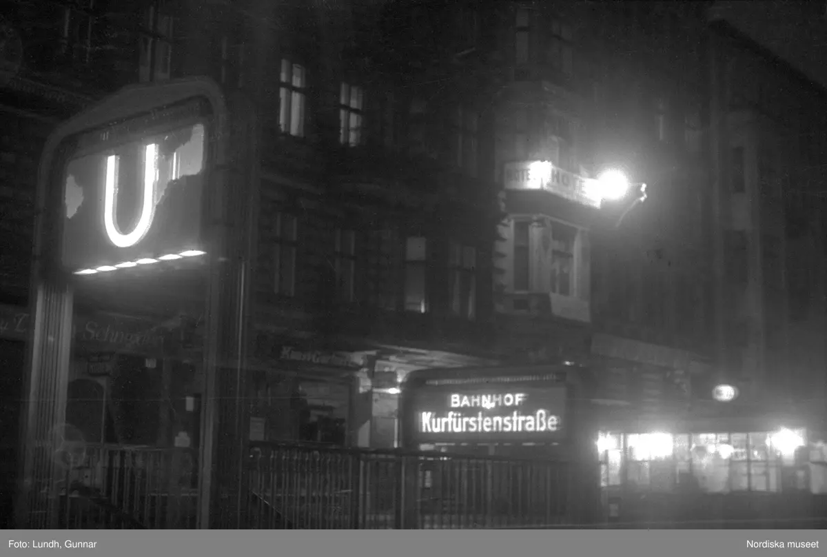 Motiv: Tyskland, Berlin, Tauentzienstrasse;
Exteriör av byggnad på natten med ljusskylt "Aschinger", nattbild av järnvägsstation, nattbild av gata med skyltar bland annat "Bar Restaurant Tanz Rio Rita", nattbild av gata med skyltfönster "Rosenthal", interiör med säng och sängbord med lampa, gatubild med två män som samtalar, gatubild i regn med en cyklistmed regncape, gatubild i regn med fotgängare och bilar, kvinnor arbetar vid en telefonväxel.

Motiv: Tyskland, Soc. dem. partikvinnor;
Ej kopierat.