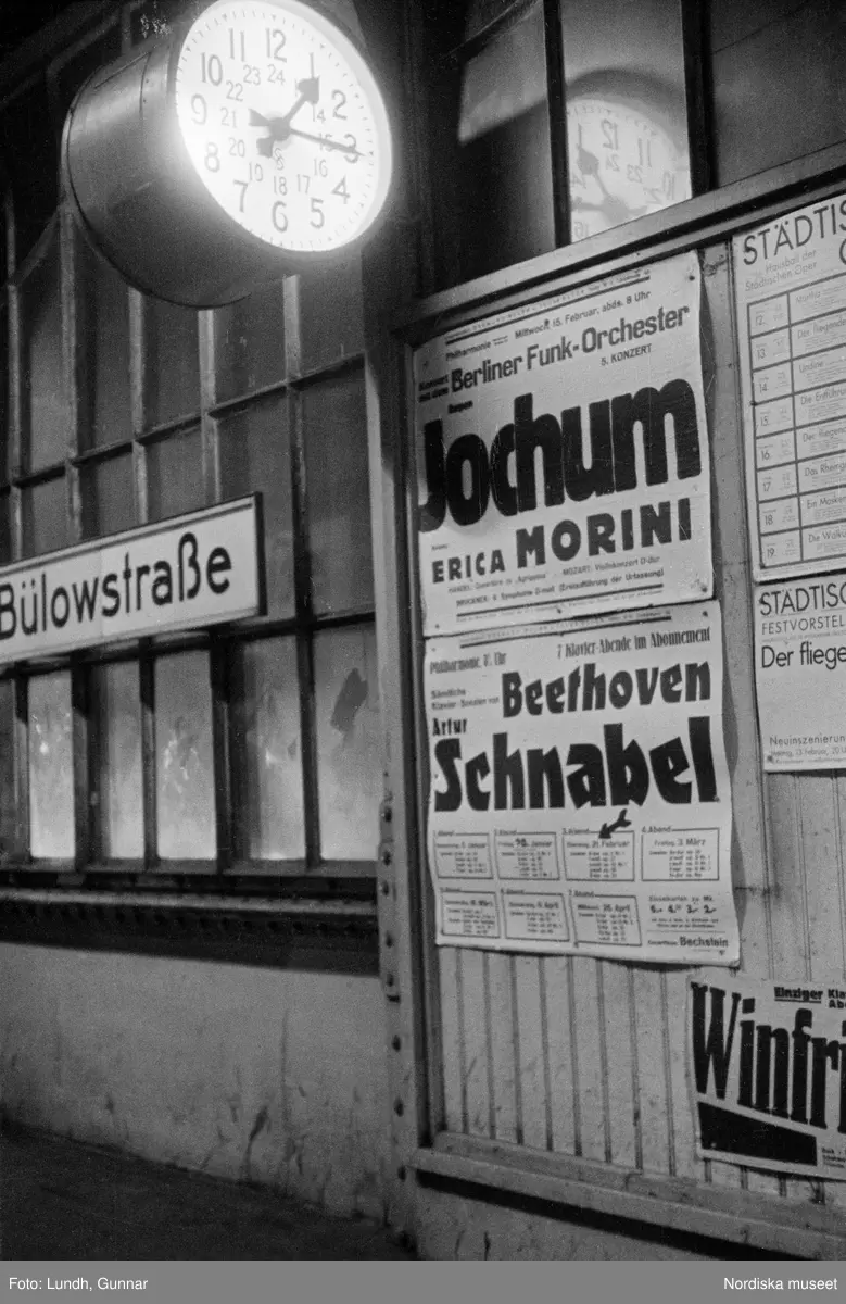 Motiv: Tyskland, Berlin, Tauentzienstrasse;
Exteriör av byggnad på natten med ljusskylt "Aschinger", nattbild av järnvägsstation, nattbild av gata med skyltar bland annat "Bar Restaurant Tanz Rio Rita", nattbild av gata med skyltfönster "Rosenthal", interiör med säng och sängbord med lampa, gatubild med två män som samtalar, gatubild i regn med en cyklistmed regncape, gatubild i regn med fotgängare och bilar, kvinnor arbetar vid en telefonväxel.

Motiv: Tyskland, Soc. dem. partikvinnor;
Ej kopierat.