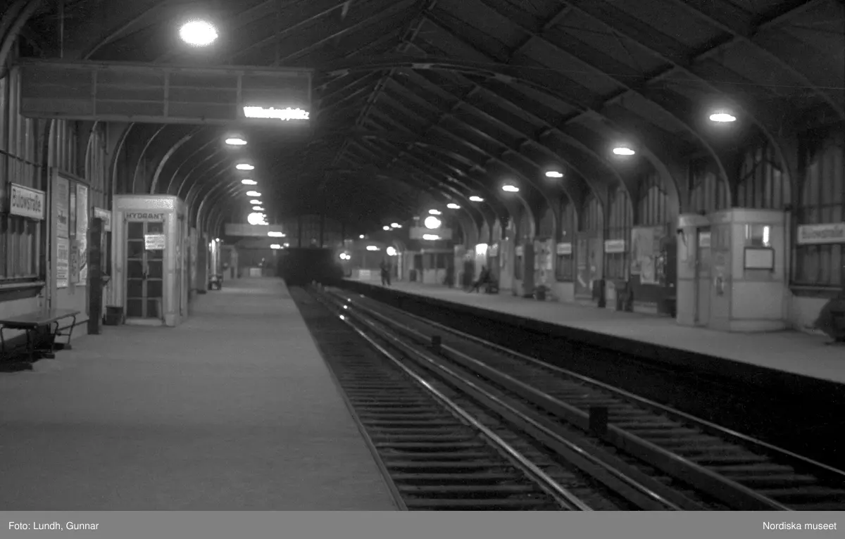 Motiv: Tyskland, Berlin, Tauentzienstrasse;
Exteriör av byggnad på natten med ljusskylt "Aschinger", nattbild av järnvägsstation, nattbild av gata med skyltar bland annat "Bar Restaurant Tanz Rio Rita", nattbild av gata med skyltfönster "Rosenthal", interiör med säng och sängbord med lampa, gatubild med två män som samtalar, gatubild i regn med en cyklistmed regncape, gatubild i regn med fotgängare och bilar, kvinnor arbetar vid en telefonväxel.

Motiv: Tyskland, Soc. dem. partikvinnor;
Ej kopierat.