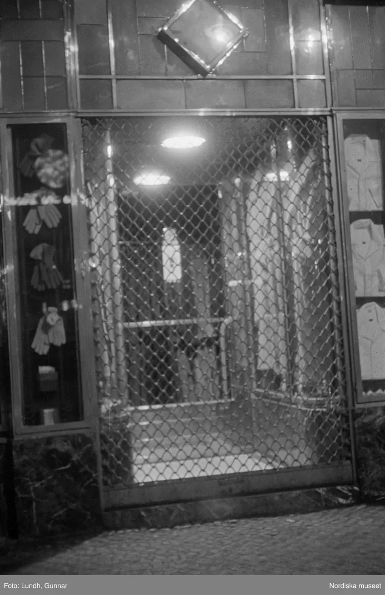 Motiv: Tyskland, Berlin, Tauentzienstrasse;
Exteriör av byggnad på natten med ljusskylt "Aschinger", nattbild av järnvägsstation, nattbild av gata med skyltar bland annat "Bar Restaurant Tanz Rio Rita", nattbild av gata med skyltfönster "Rosenthal", interiör med säng och sängbord med lampa, gatubild med två män som samtalar, gatubild i regn med en cyklistmed regncape, gatubild i regn med fotgängare och bilar, kvinnor arbetar vid en telefonväxel.

Motiv: Tyskland, Soc. dem. partikvinnor;
Ej kopierat.