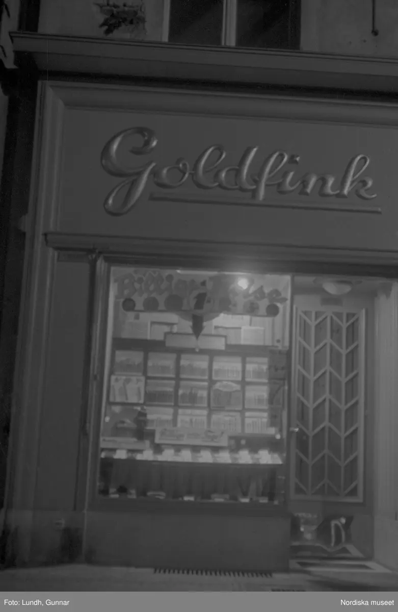 Motiv: Tyskland, Berlin, Tauentzienstrasse;
Exteriör av byggnad på natten med ljusskylt "Aschinger", nattbild av järnvägsstation, nattbild av gata med skyltar bland annat "Bar Restaurant Tanz Rio Rita", nattbild av gata med skyltfönster "Rosenthal", interiör med säng och sängbord med lampa, gatubild med två män som samtalar, gatubild i regn med en cyklistmed regncape, gatubild i regn med fotgängare och bilar, kvinnor arbetar vid en telefonväxel.

Motiv: Tyskland, Soc. dem. partikvinnor;
Ej kopierat.