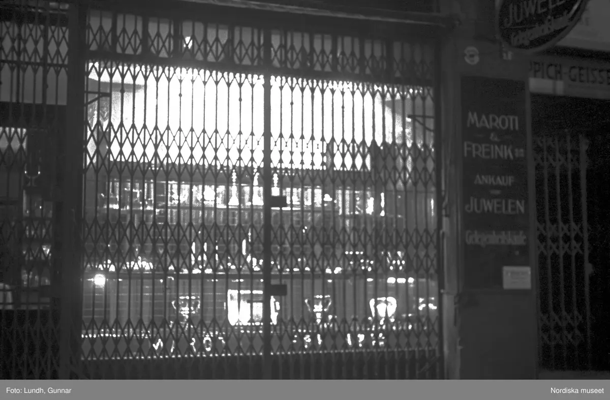 Motiv: Tyskland, Berlin, Tauentzienstrasse;
Exteriör av byggnad på natten med ljusskylt "Aschinger", nattbild av järnvägsstation, nattbild av gata med skyltar bland annat "Bar Restaurant Tanz Rio Rita", nattbild av gata med skyltfönster "Rosenthal", interiör med säng och sängbord med lampa, gatubild med två män som samtalar, gatubild i regn med en cyklistmed regncape, gatubild i regn med fotgängare och bilar, kvinnor arbetar vid en telefonväxel.

Motiv: Tyskland, Soc. dem. partikvinnor;
Ej kopierat.