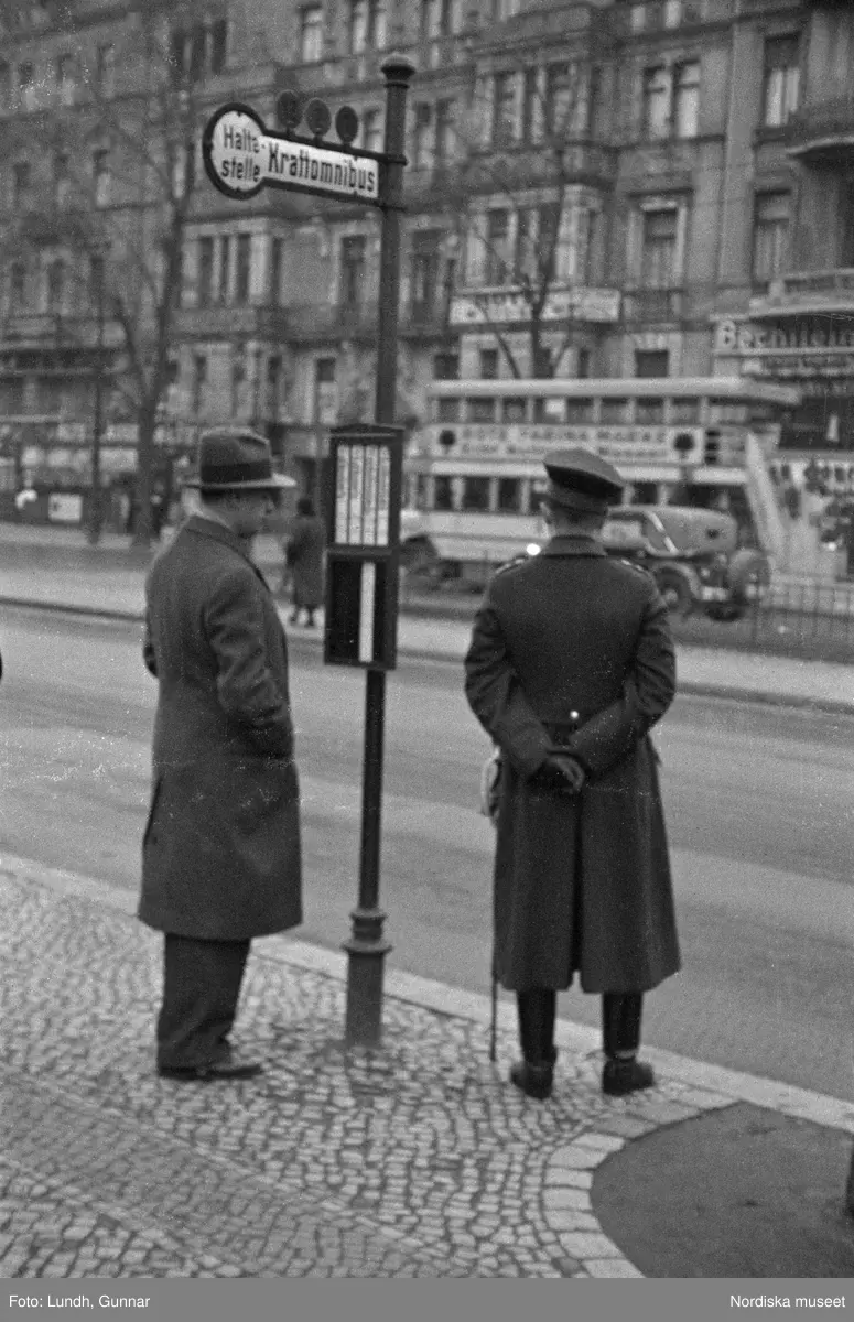 Motiv: Tyskland, Berlin, Tauentzienstrasse;
Exteriör av byggnad på natten med ljusskylt "Aschinger", nattbild av järnvägsstation, nattbild av gata med skyltar bland annat "Bar Restaurant Tanz Rio Rita", nattbild av gata med skyltfönster "Rosenthal", interiör med säng och sängbord med lampa, gatubild med två män som samtalar, gatubild i regn med en cyklistmed regncape, gatubild i regn med fotgängare och bilar, kvinnor arbetar vid en telefonväxel.

Motiv: Tyskland, Soc. dem. partikvinnor;
Ej kopierat.