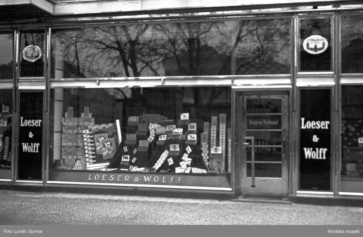 Motiv: Tyskland, Berlin, Tauentzienstrasse;
Exteriör av byggnad på natten med ljusskylt "Aschinger", nattbild av järnvägsstation, nattbild av gata med skyltar bland annat "Bar Restaurant Tanz Rio Rita", nattbild av gata med skyltfönster "Rosenthal", interiör med säng och sängbord med lampa, gatubild med två män som samtalar, gatubild i regn med en cyklistmed regncape, gatubild i regn med fotgängare och bilar, kvinnor arbetar vid en telefonväxel.

Motiv: Tyskland, Soc. dem. partikvinnor;
Ej kopierat.