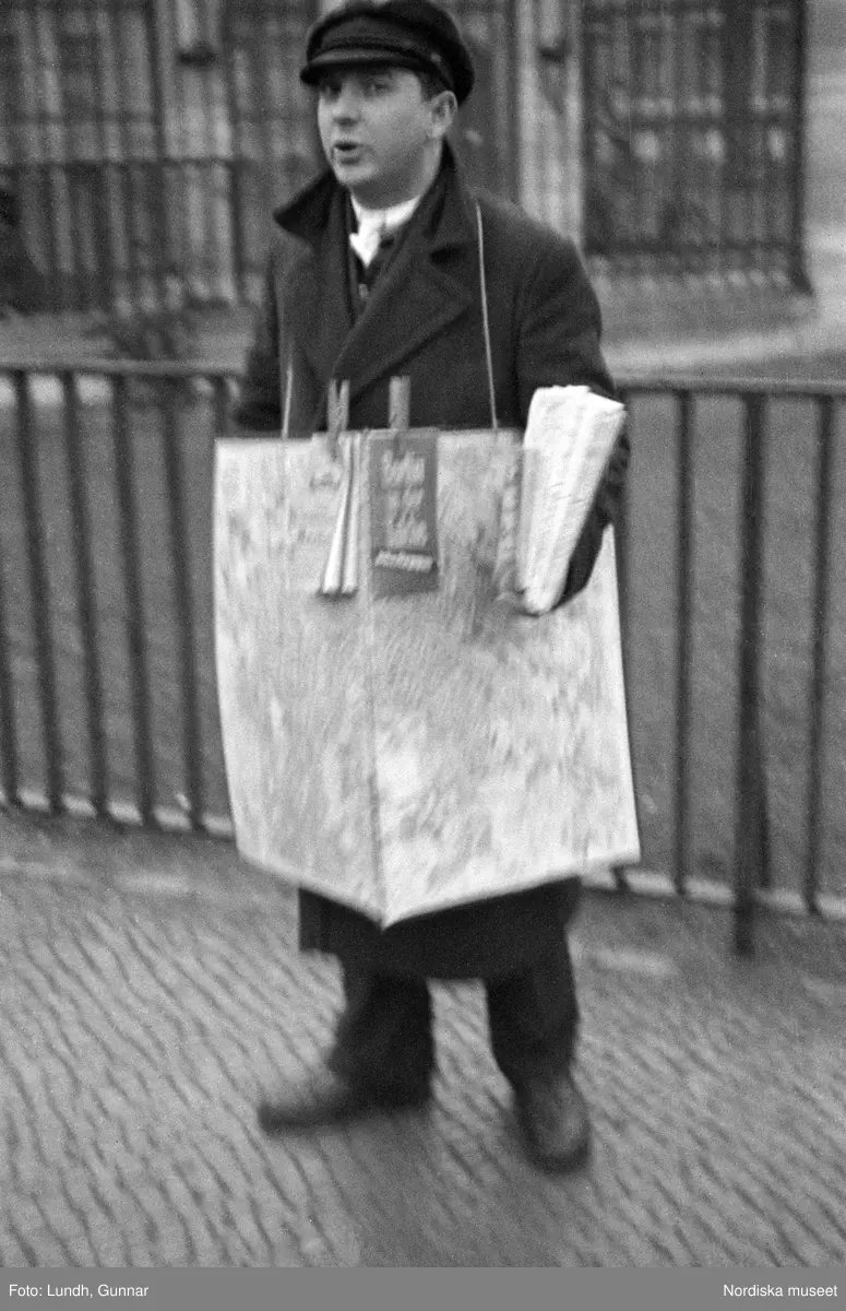 Motiv: Tyskland, Berlin, Tauentzienstrasse;
Exteriör av byggnad på natten med ljusskylt "Aschinger", nattbild av järnvägsstation, nattbild av gata med skyltar bland annat "Bar Restaurant Tanz Rio Rita", nattbild av gata med skyltfönster "Rosenthal", interiör med säng och sängbord med lampa, gatubild med två män som samtalar, gatubild i regn med en cyklistmed regncape, gatubild i regn med fotgängare och bilar, kvinnor arbetar vid en telefonväxel.

Motiv: Tyskland, Soc. dem. partikvinnor;
Ej kopierat.